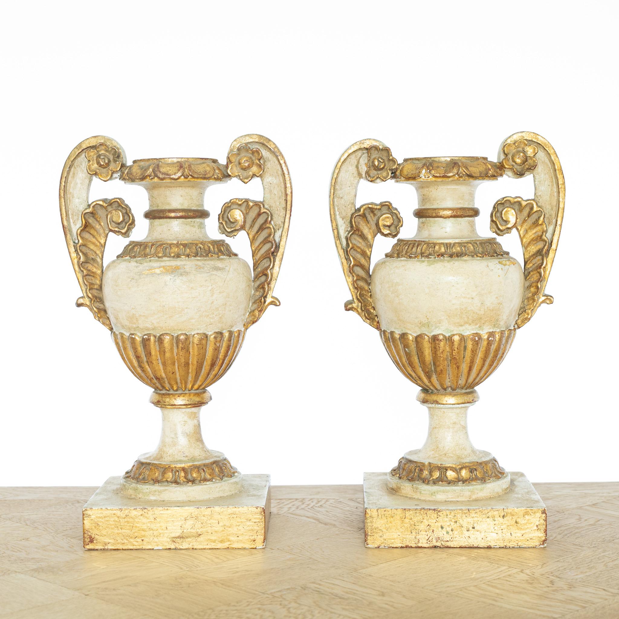 Paire de porte-palmiers / pieds de lampe en bois doré italien du 19e siècle en vente 1