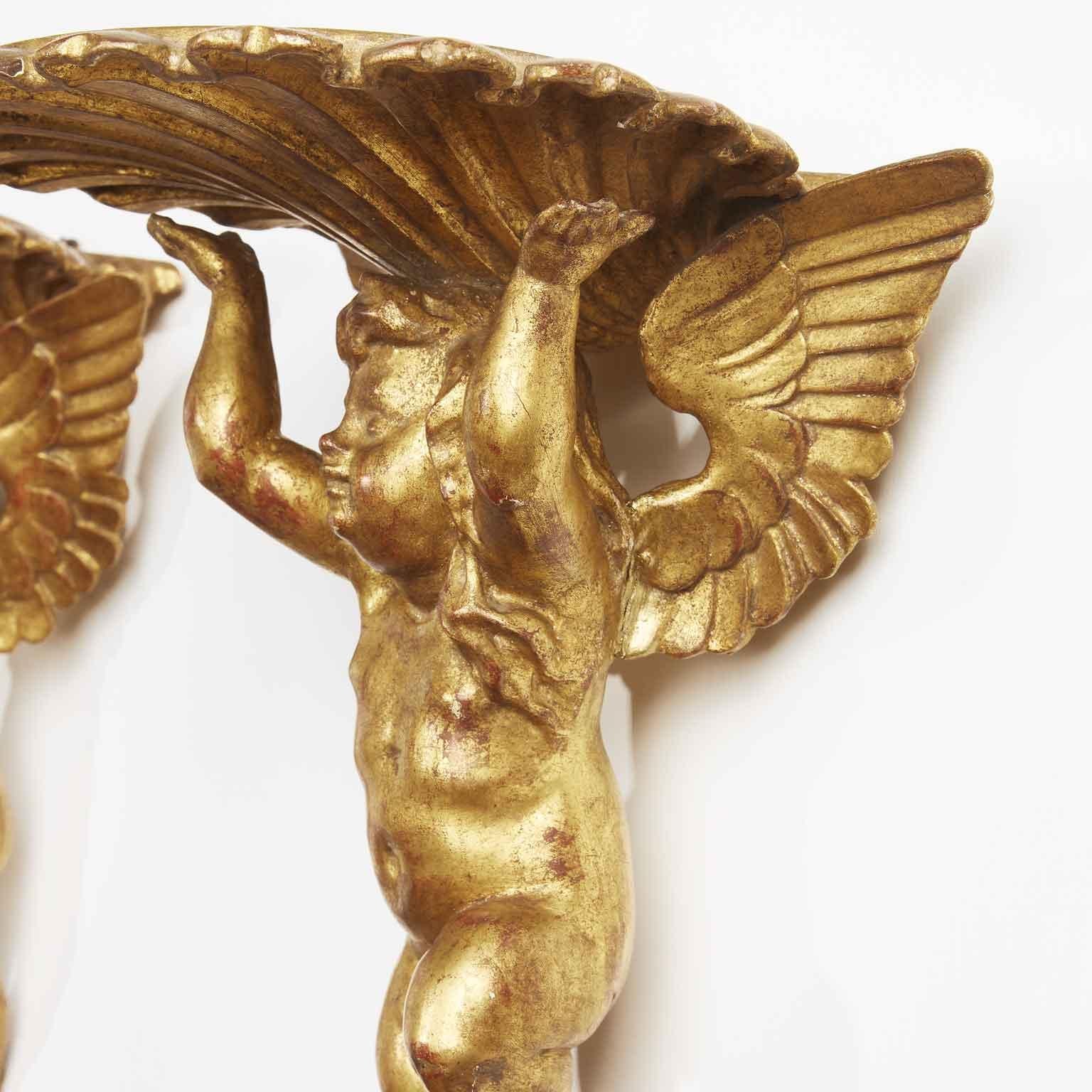 Sculpté à la main Paire de supports muraux Putti en bois doré italien du 19ème siècle en vente