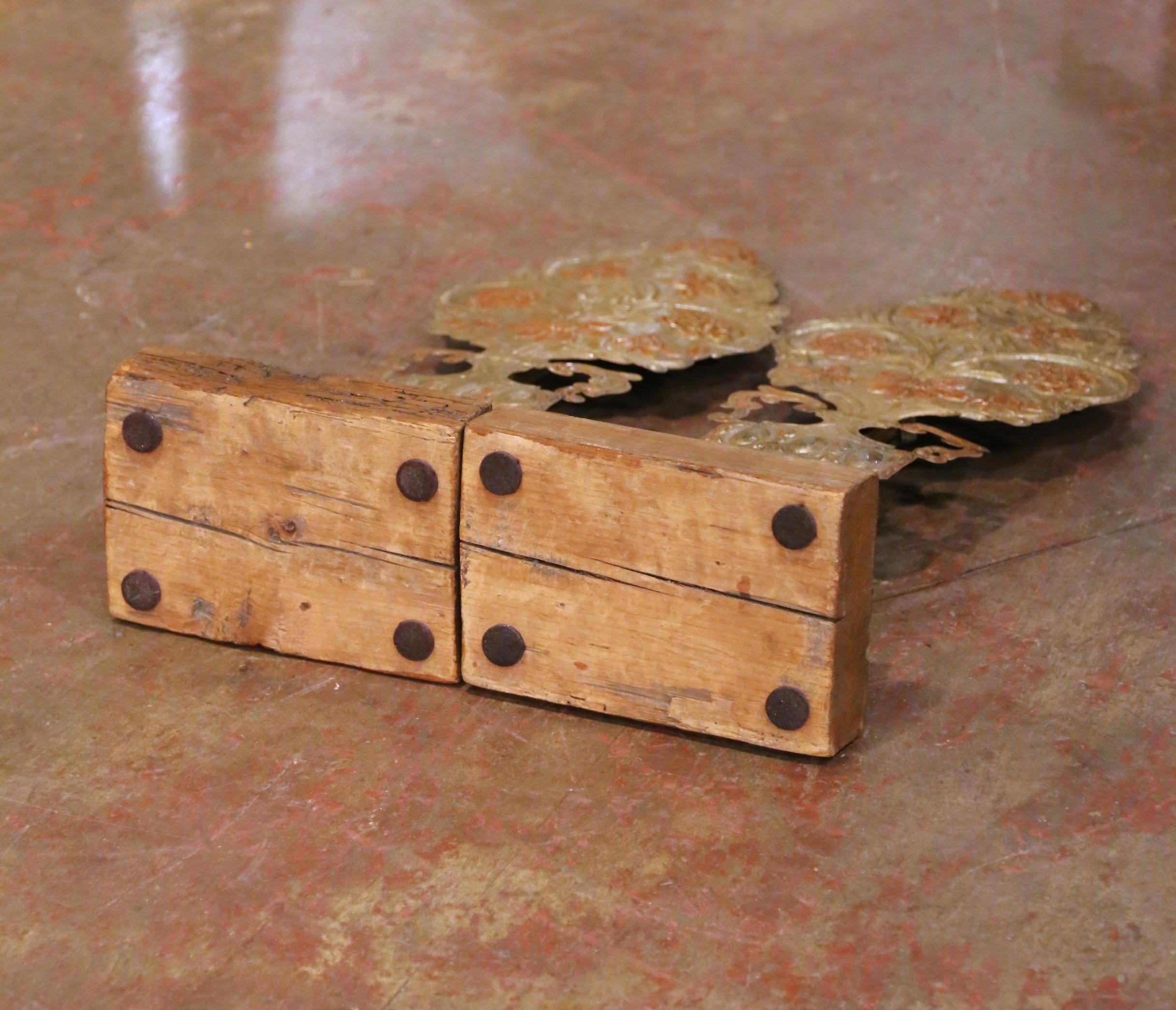 Paar italienische Giltwood-Urnenschnitzereien des 19. Jahrhunderts mit floralen Motiven im Angebot 3