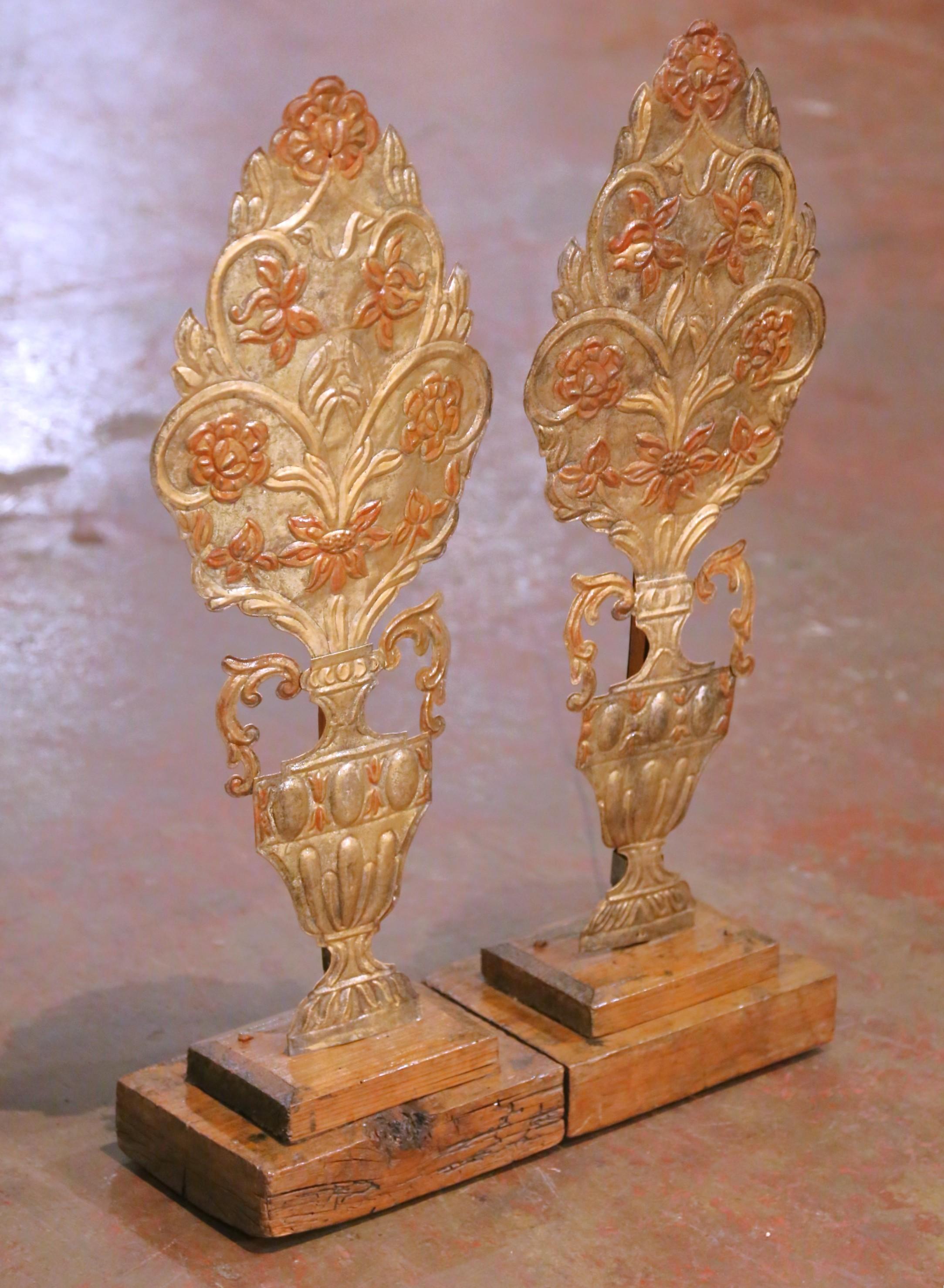 Dekorieren Sie eine Konsole oder einen Kaminsims mit diesem eleganten Paar geschnitzter und vergoldeter antiker Urnenornamente aus Italien, um 1850. Jedes dekorative Stück besteht aus einem fein modellierten Urnensockel, der ein stilisiertes