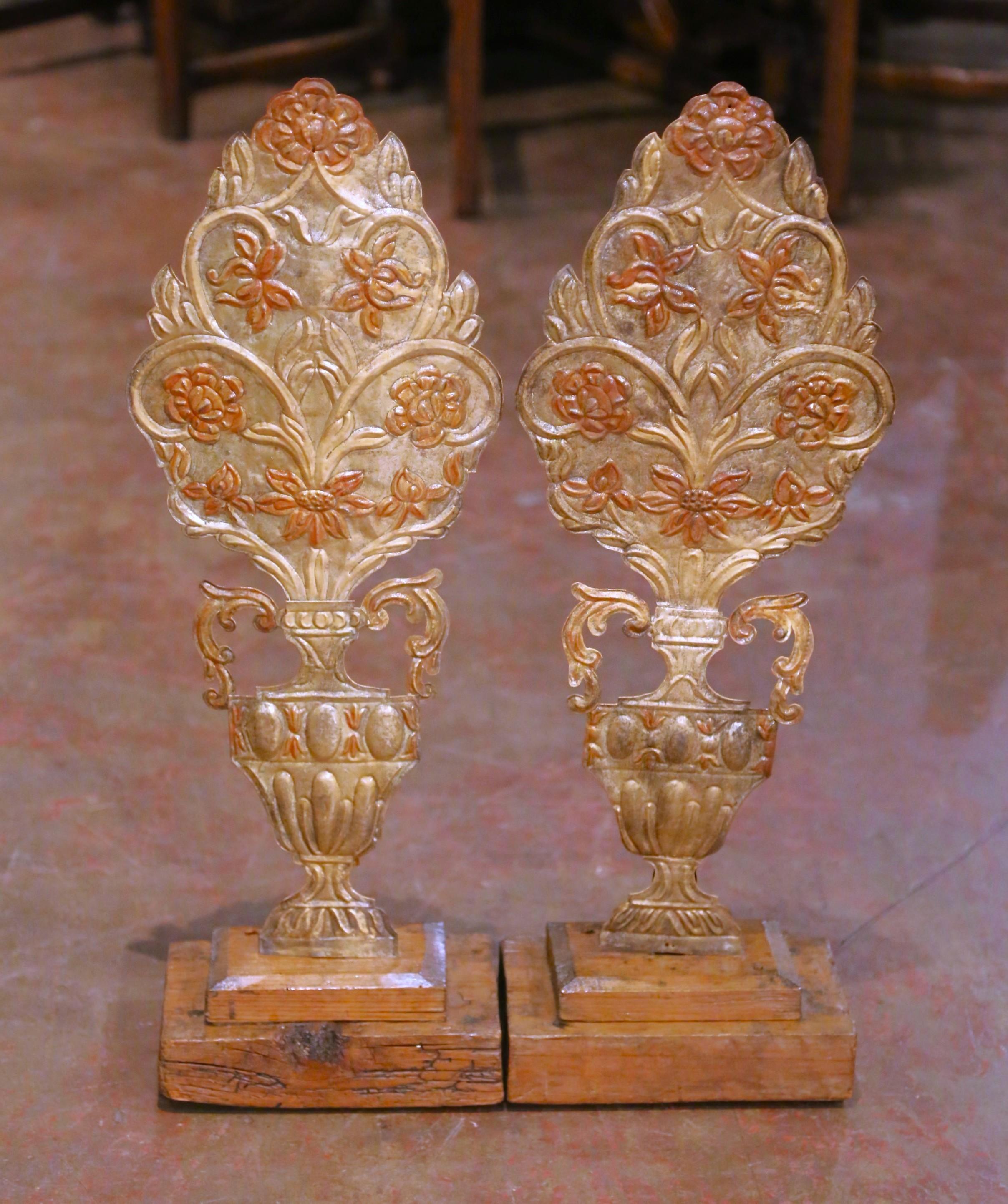 Paar italienische Giltwood-Urnenschnitzereien des 19. Jahrhunderts mit floralen Motiven (Neoklassisch) im Angebot