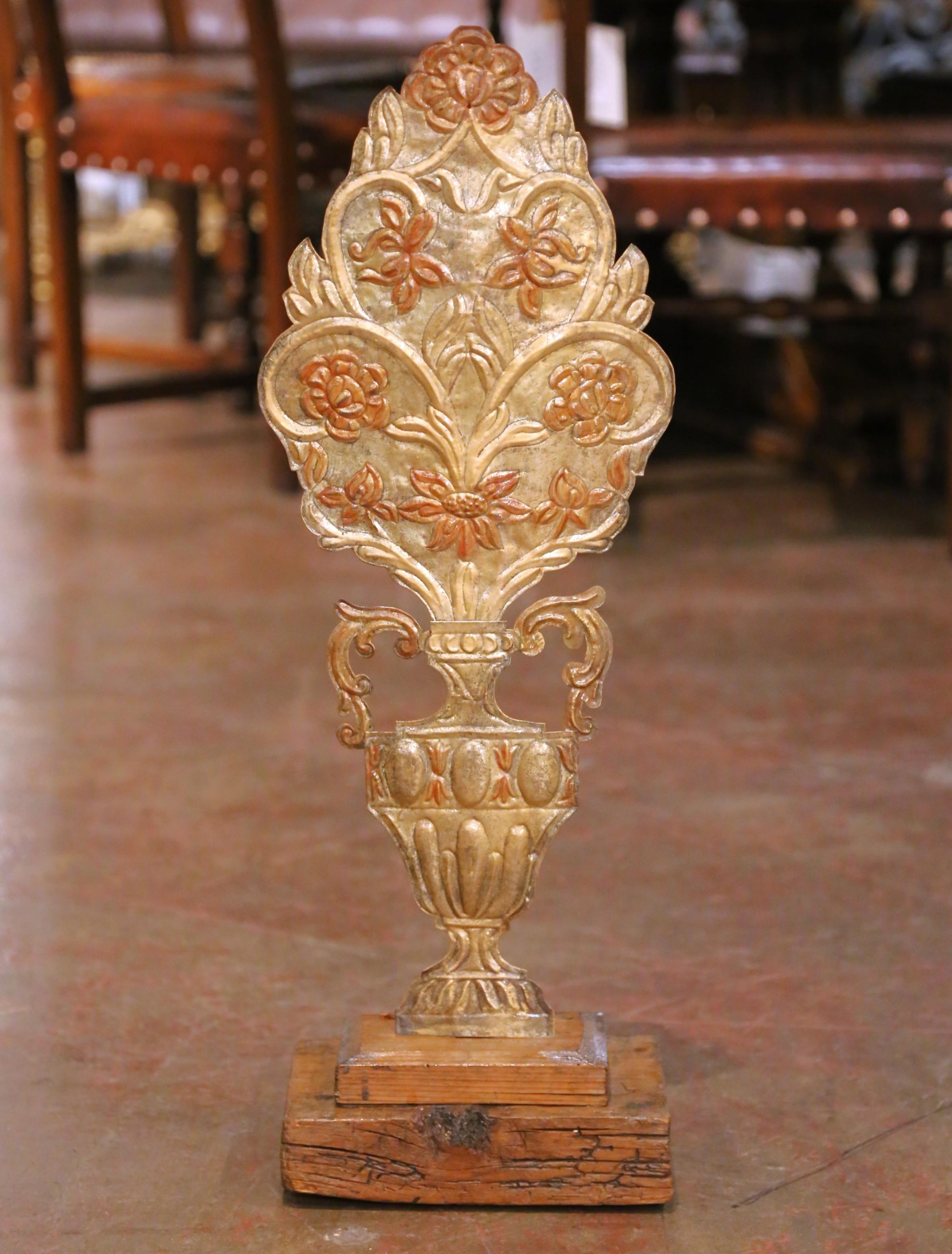 Paar italienische Giltwood-Urnenschnitzereien des 19. Jahrhunderts mit floralen Motiven (Italienisch) im Angebot