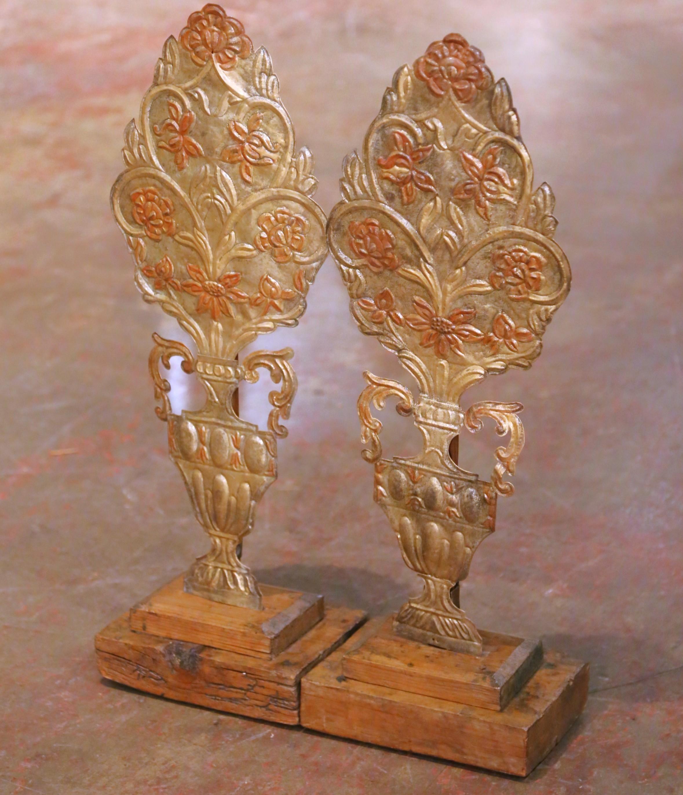 Paar italienische Giltwood-Urnenschnitzereien des 19. Jahrhunderts mit floralen Motiven (Handgeschnitzt) im Angebot