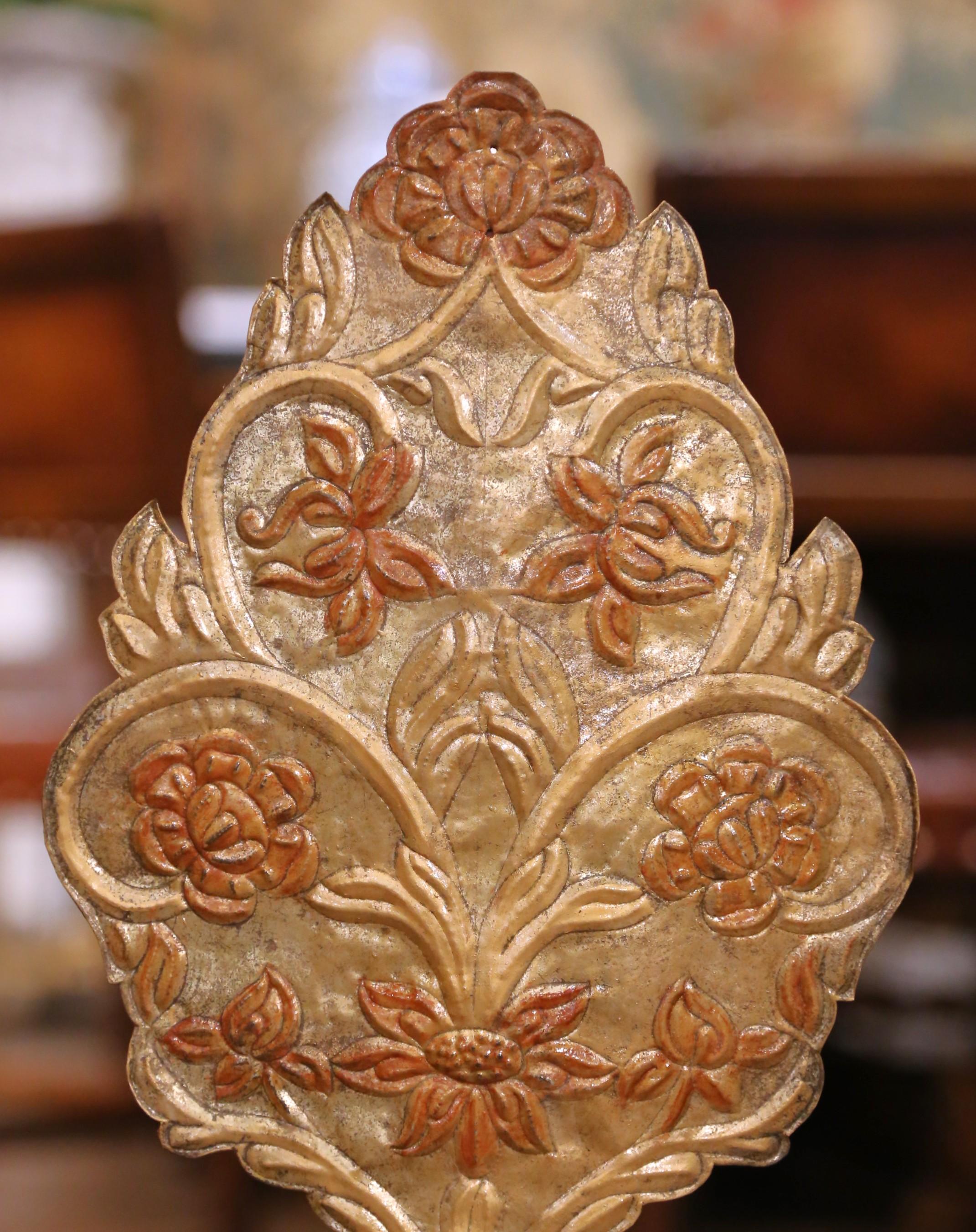 Paar italienische Giltwood-Urnenschnitzereien des 19. Jahrhunderts mit floralen Motiven im Zustand „Hervorragend“ im Angebot in Dallas, TX