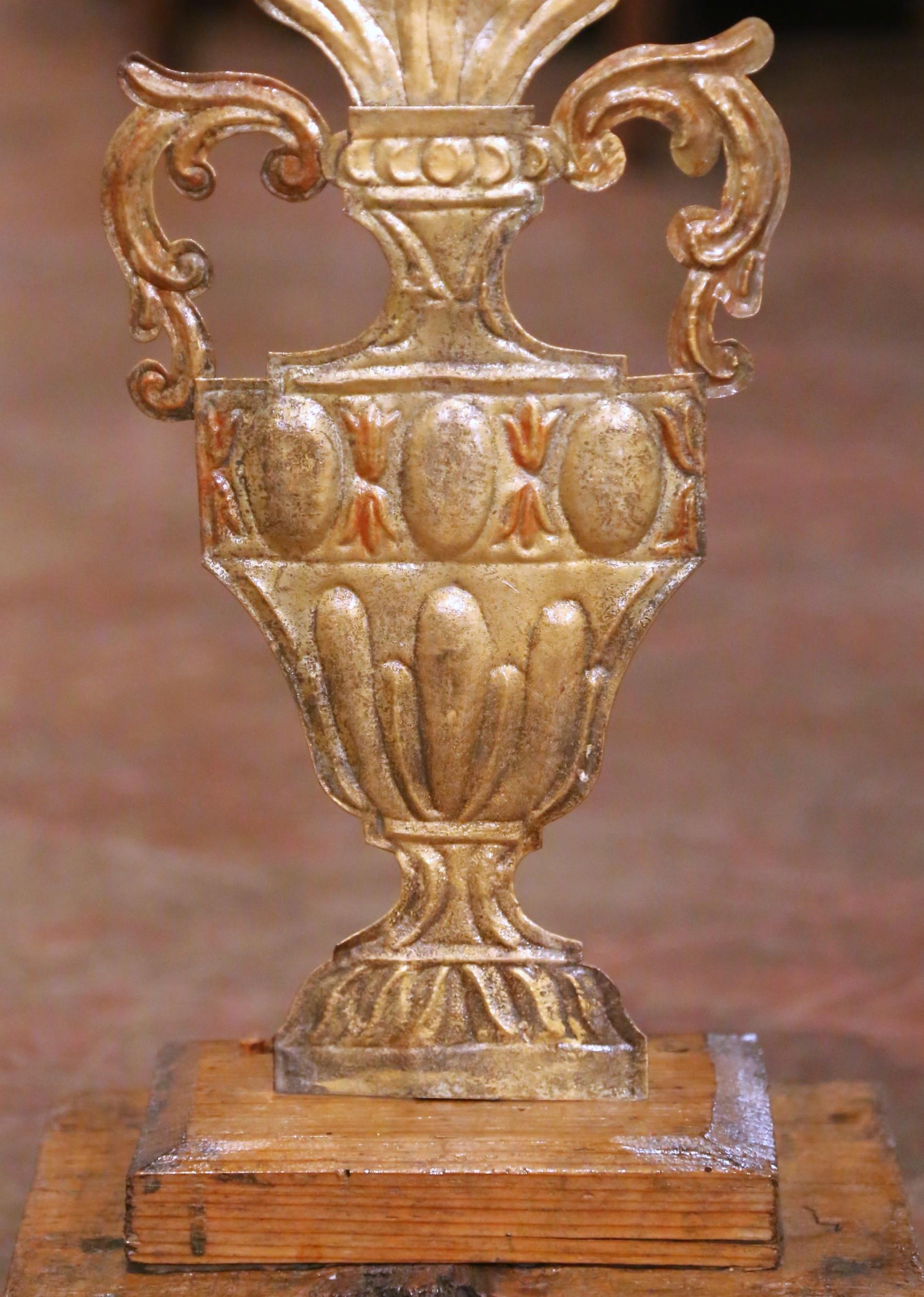 Paar italienische Giltwood-Urnenschnitzereien des 19. Jahrhunderts mit floralen Motiven (Holz) im Angebot