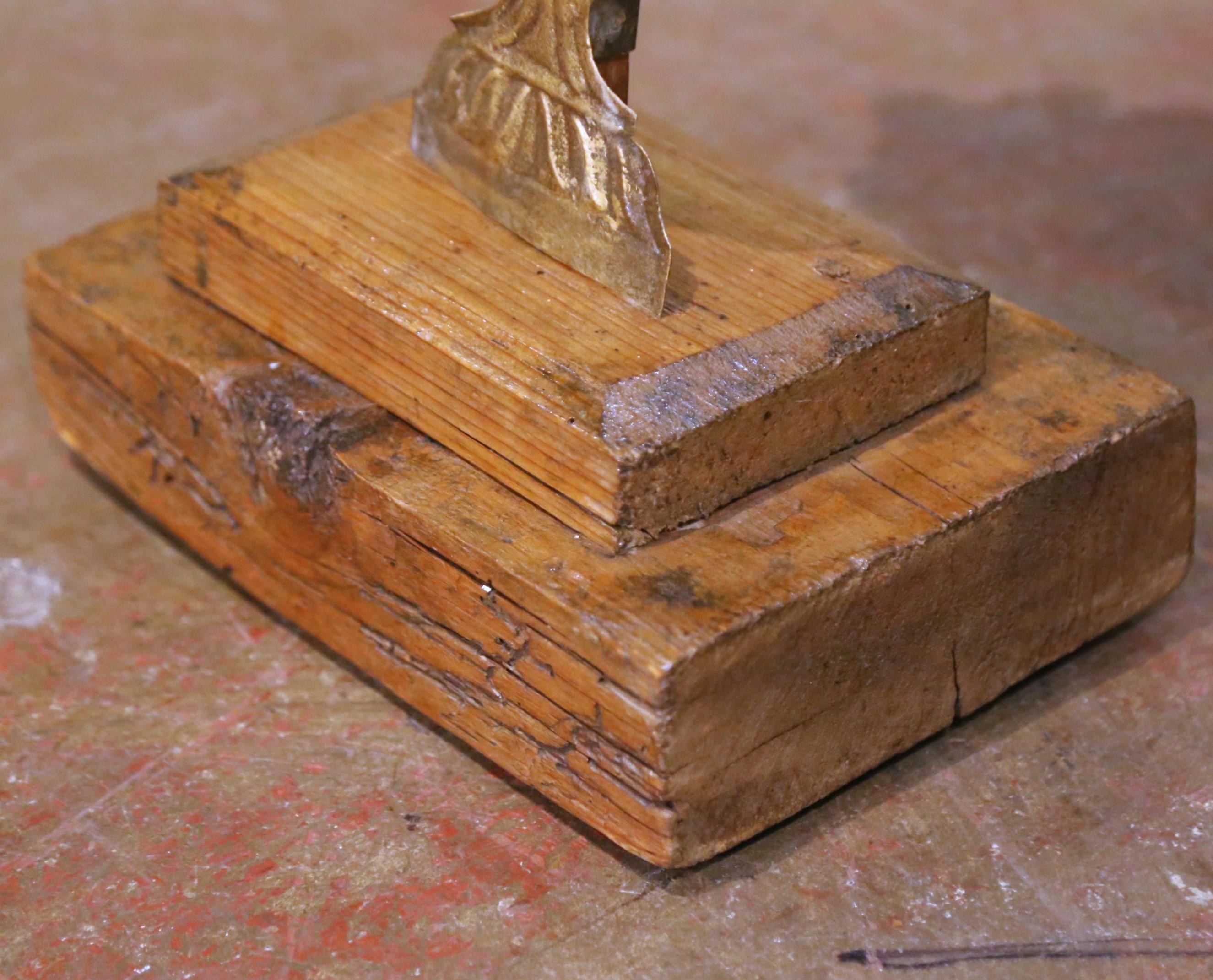 Paar italienische Giltwood-Urnenschnitzereien des 19. Jahrhunderts mit floralen Motiven im Angebot 1