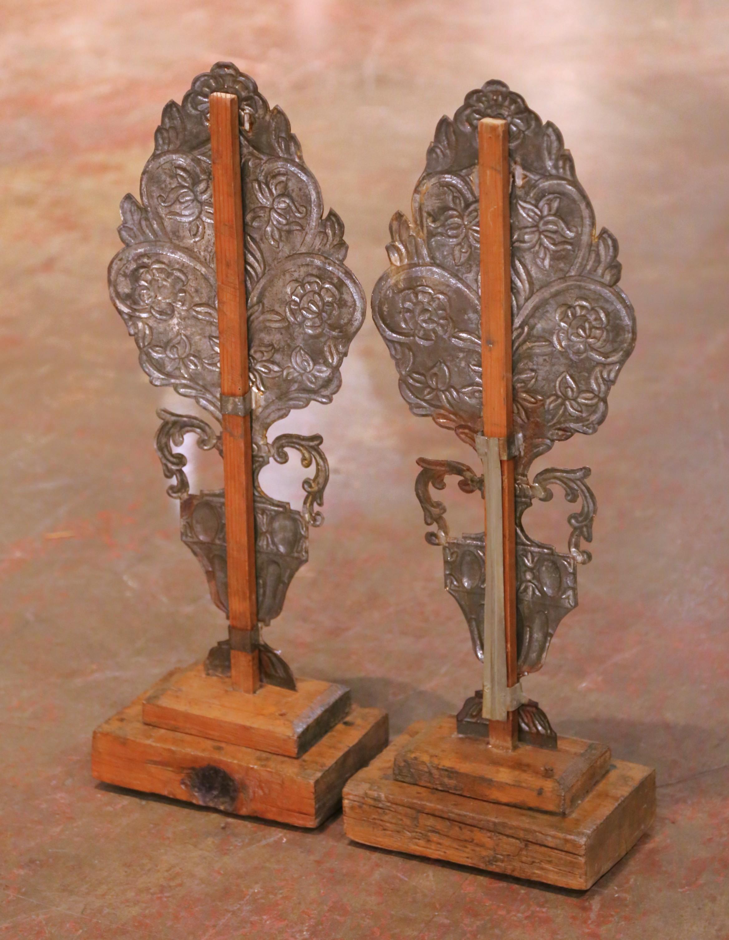 Paar italienische Giltwood-Urnenschnitzereien des 19. Jahrhunderts mit floralen Motiven im Angebot 2