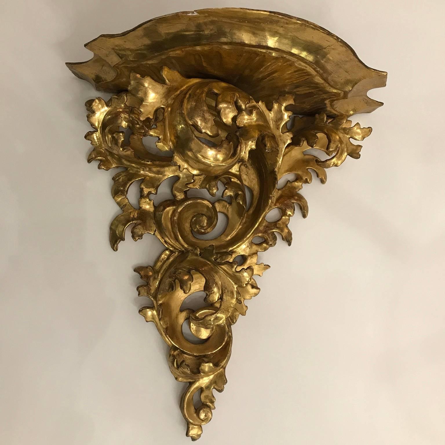 Hand-Carved Pair of 19th Century Italian Giltwood Wall Brackets