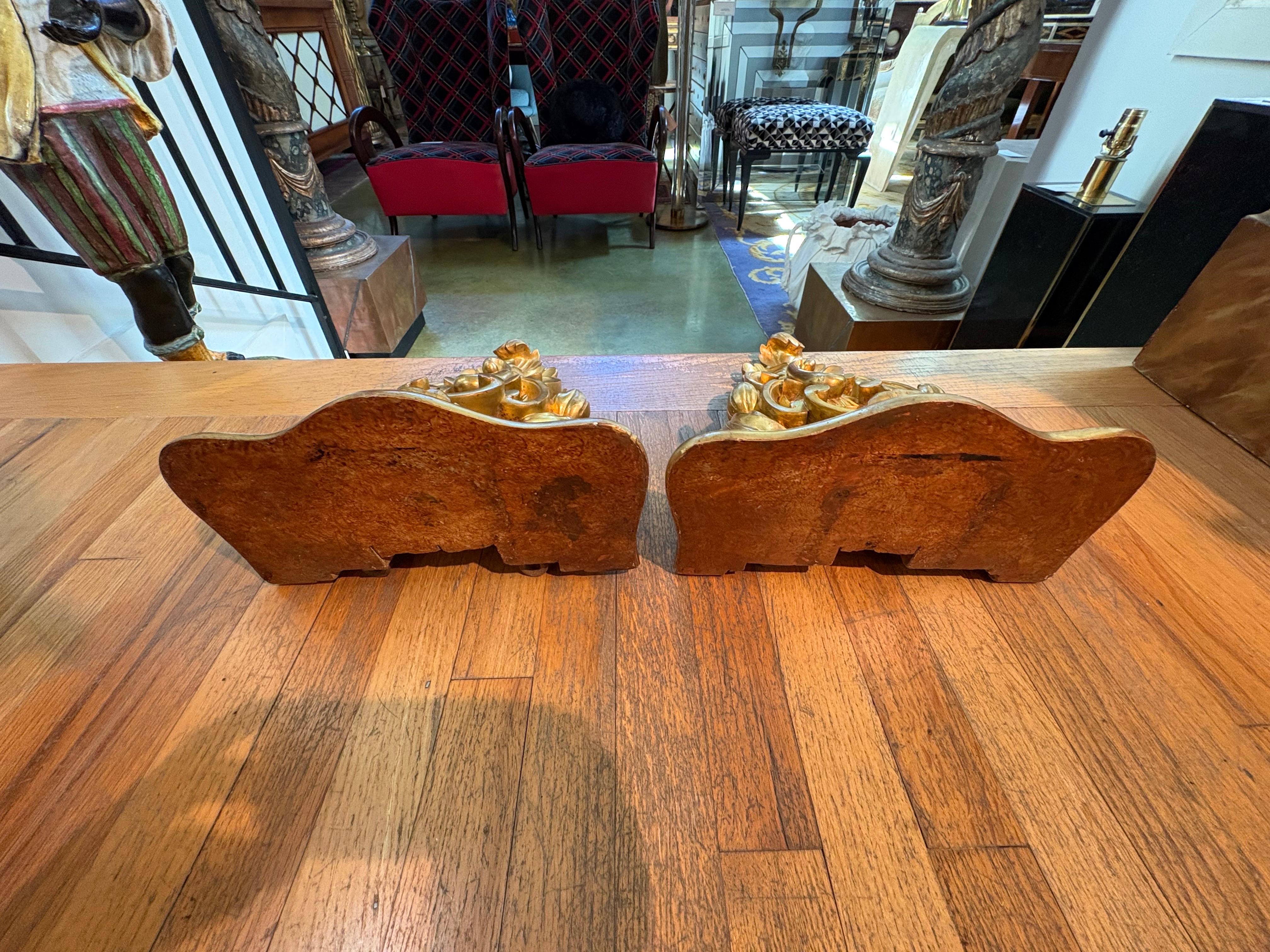 Paire de consoles murales italiennes en bois doré du 19e siècle en vente 2