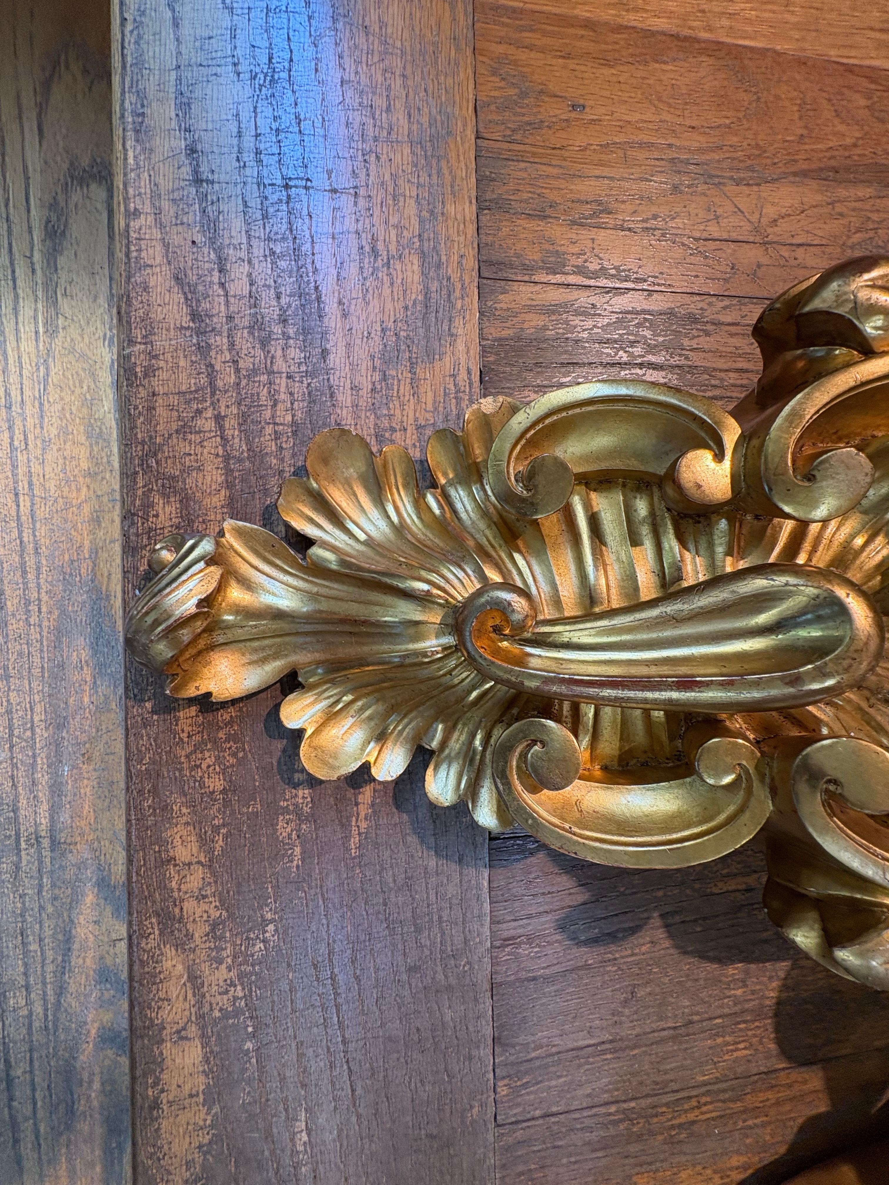 Paire de consoles murales italiennes en bois doré du 19e siècle en vente 3