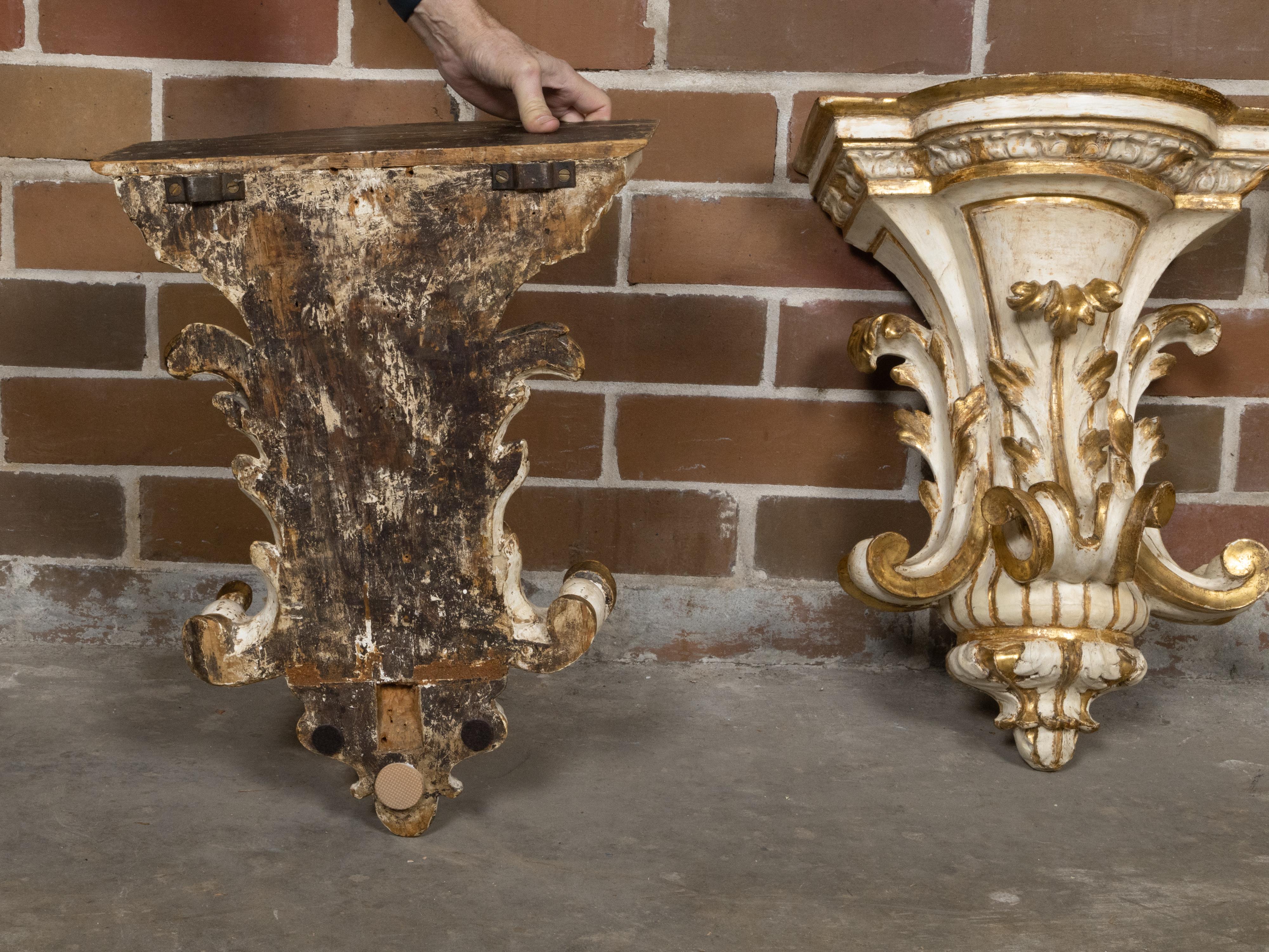 Pair of 19th Century Italian Giltwood Wall Brackets with Acanthus Carving For Sale 5