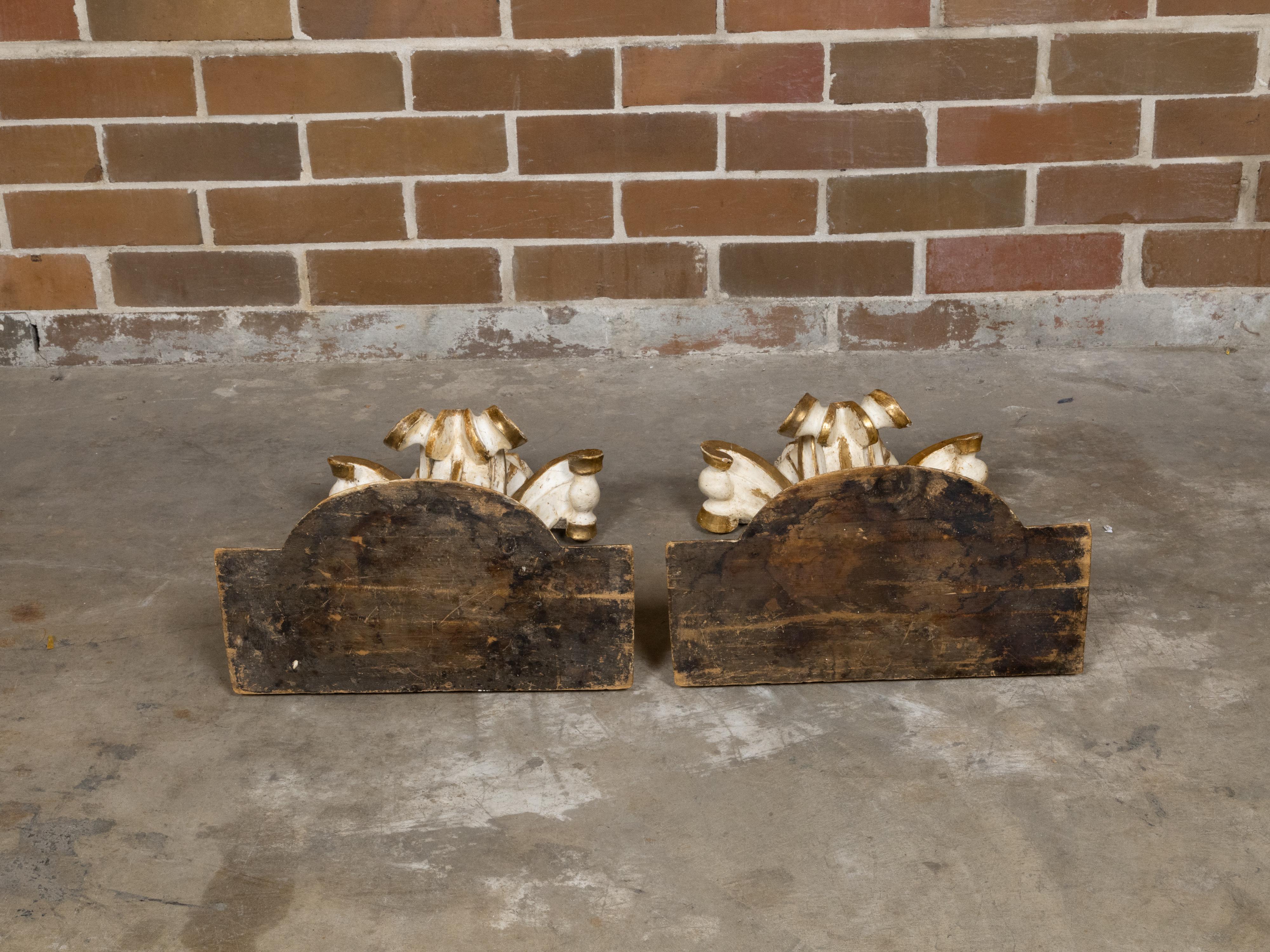 Pair of 19th Century Italian Giltwood Wall Brackets with Acanthus Carving For Sale 6