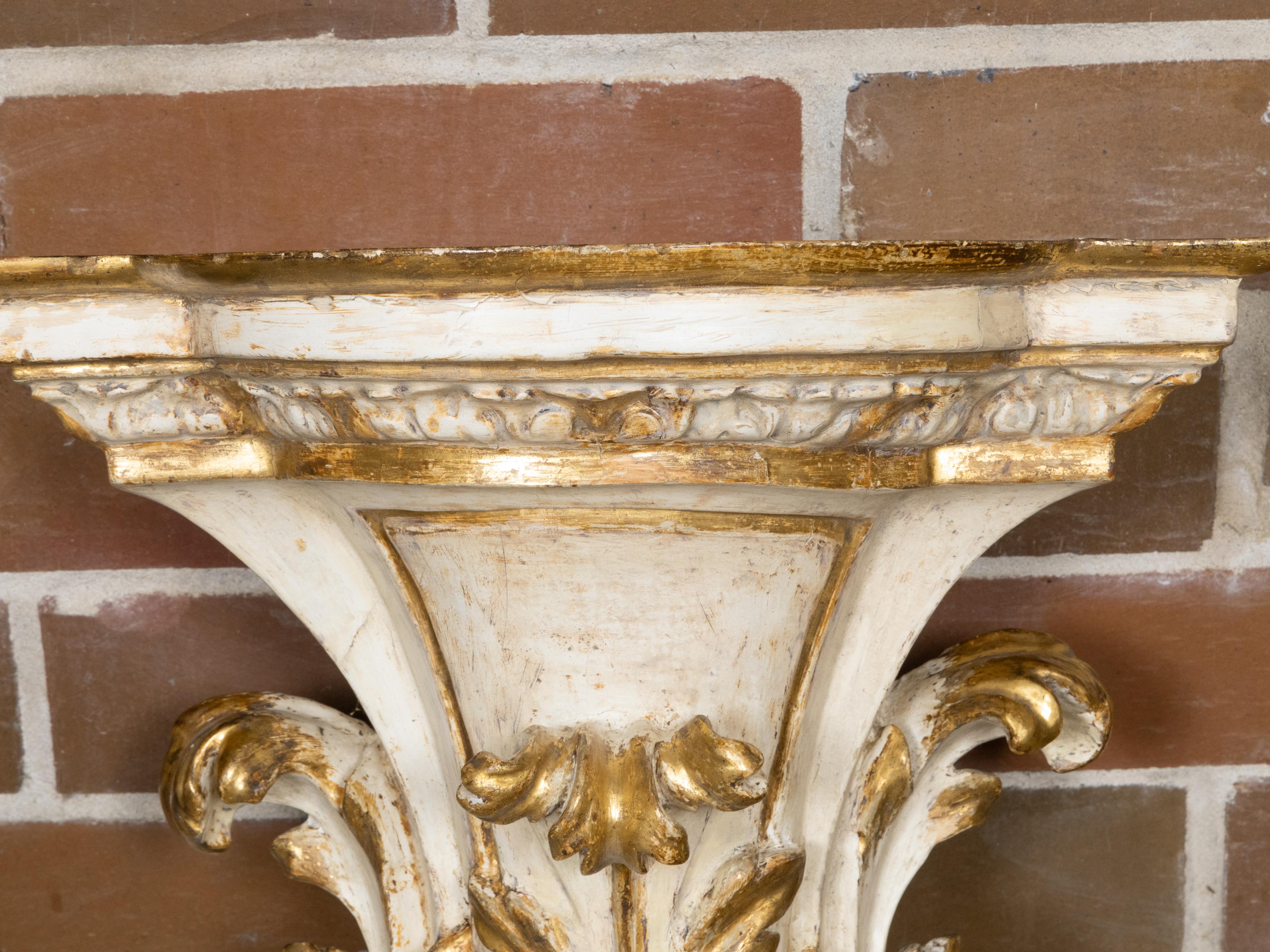Hand-Carved Pair of 19th Century Italian Giltwood Wall Brackets with Acanthus Carving For Sale