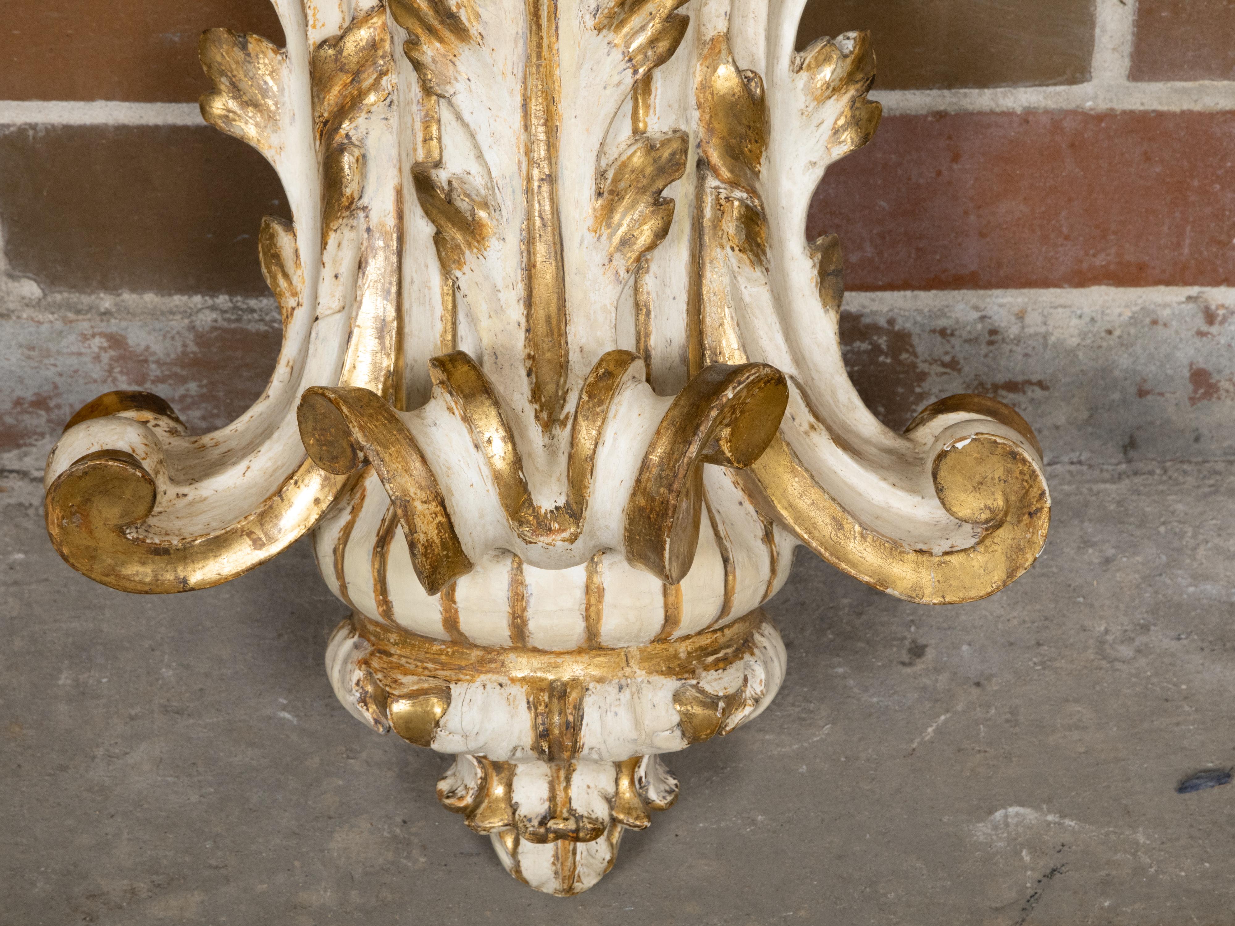 Wood Pair of 19th Century Italian Giltwood Wall Brackets with Acanthus Carving For Sale