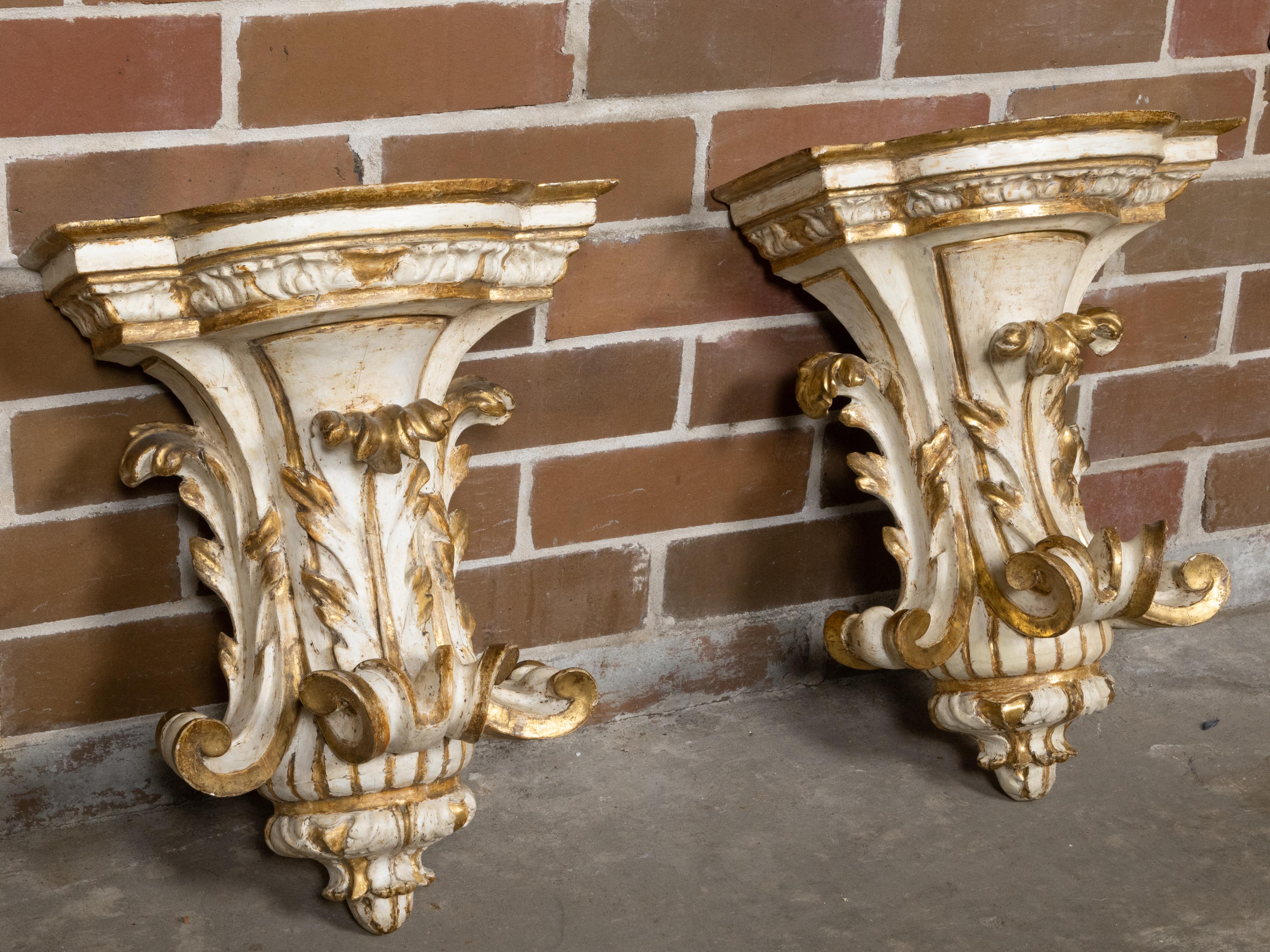 Pair of 19th Century Italian Giltwood Wall Brackets with Acanthus Carving For Sale 3