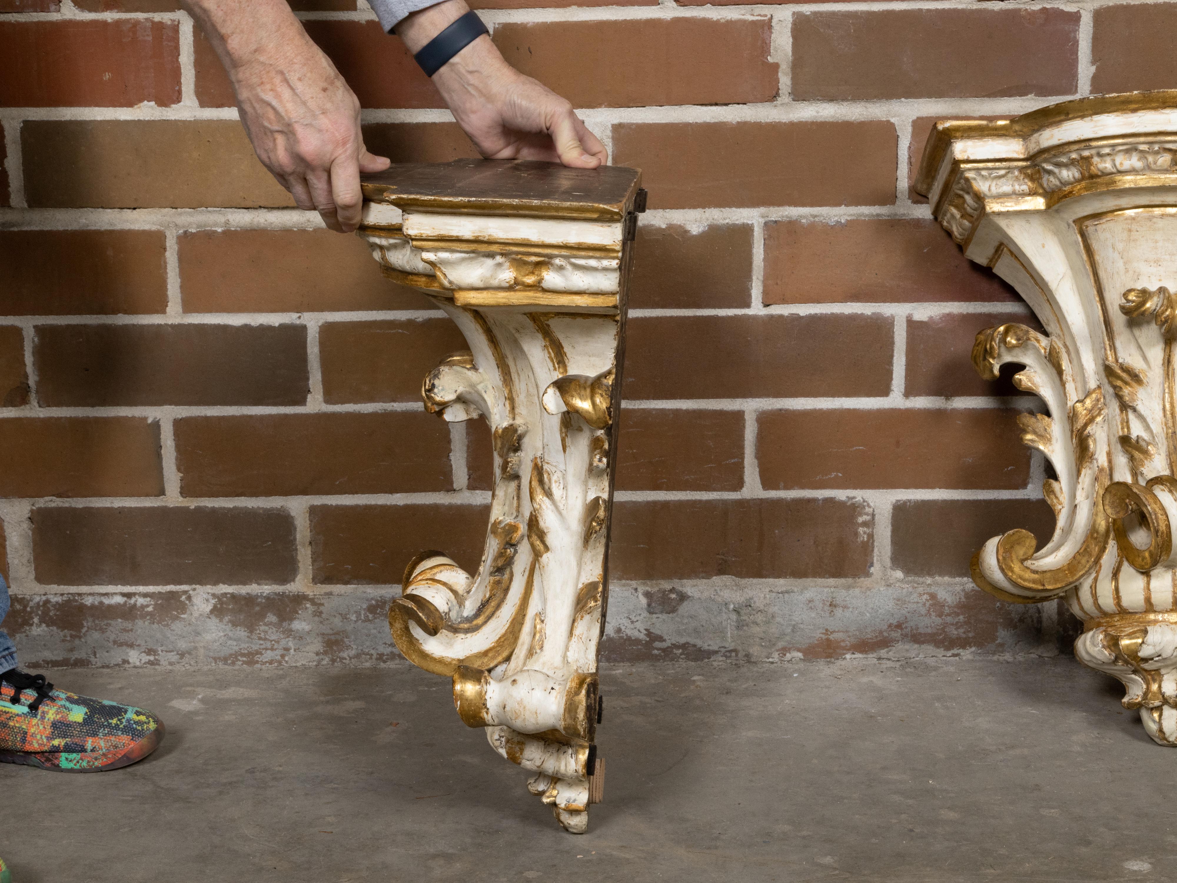 Pair of 19th Century Italian Giltwood Wall Brackets with Acanthus Carving For Sale 4