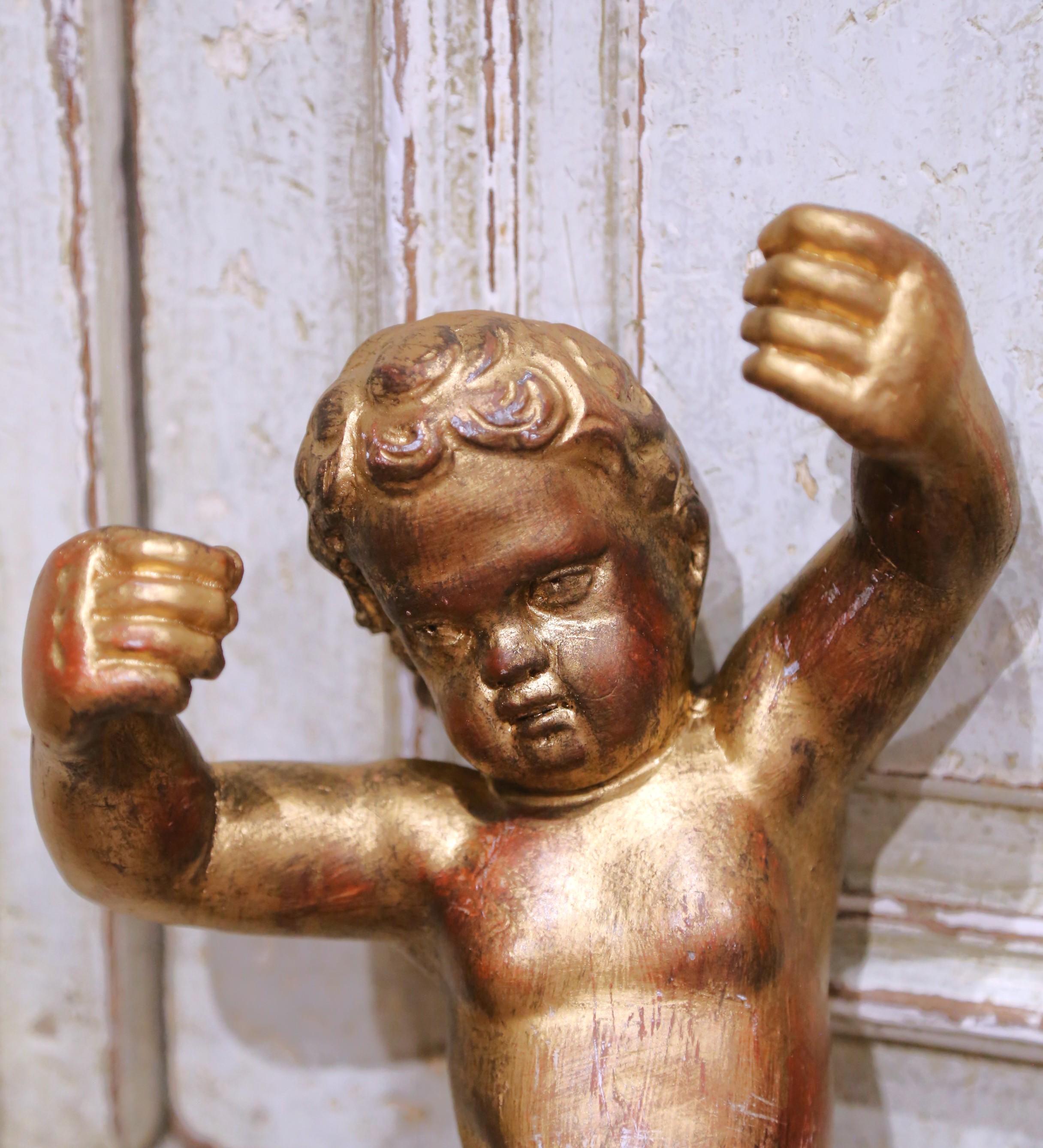 Néoclassique Paire de sculptures de chérubins en bois doré italiennes du 19e siècle suspendues au mur en vente