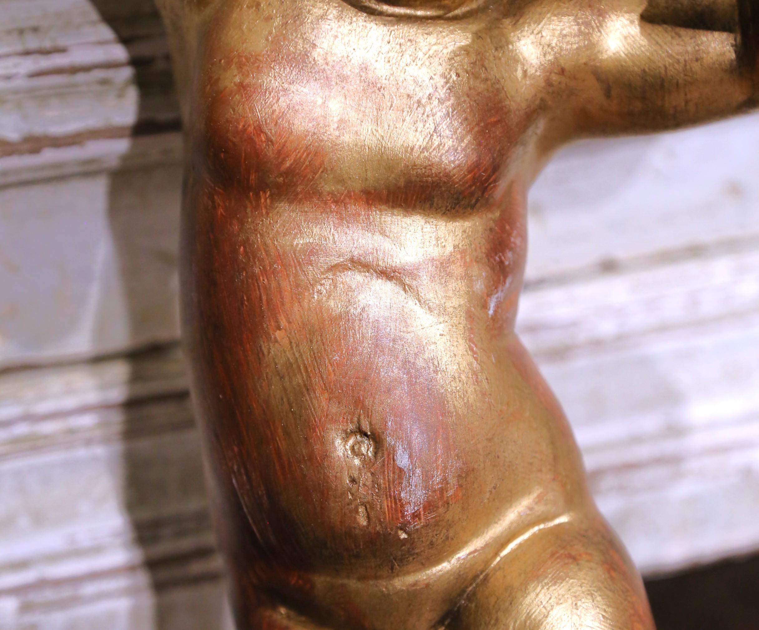 Sculpté à la main Paire de sculptures de chérubins en bois doré italiennes du 19e siècle suspendues au mur en vente