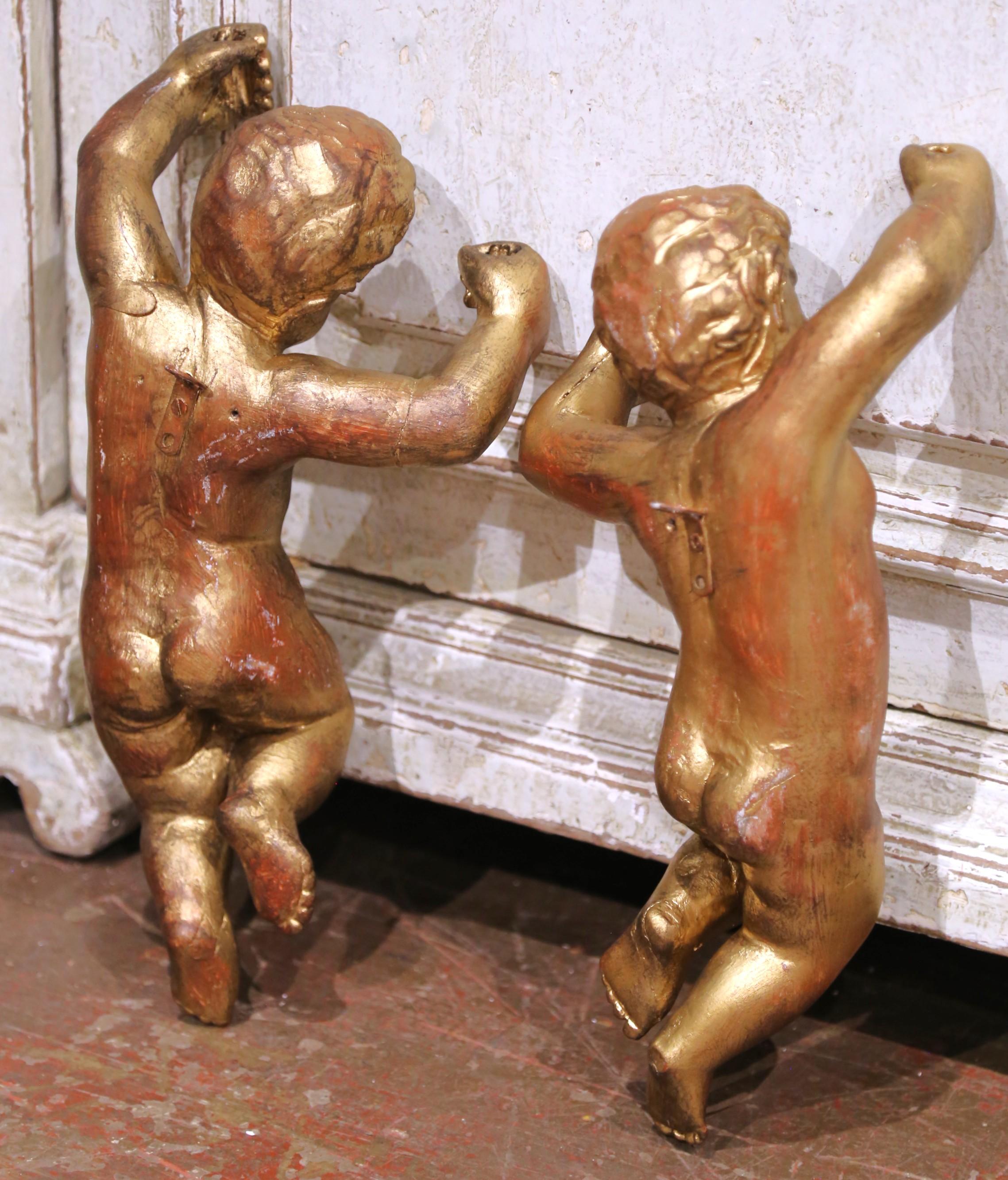 Bois Paire de sculptures de chérubins en bois doré italiennes du 19e siècle suspendues au mur en vente