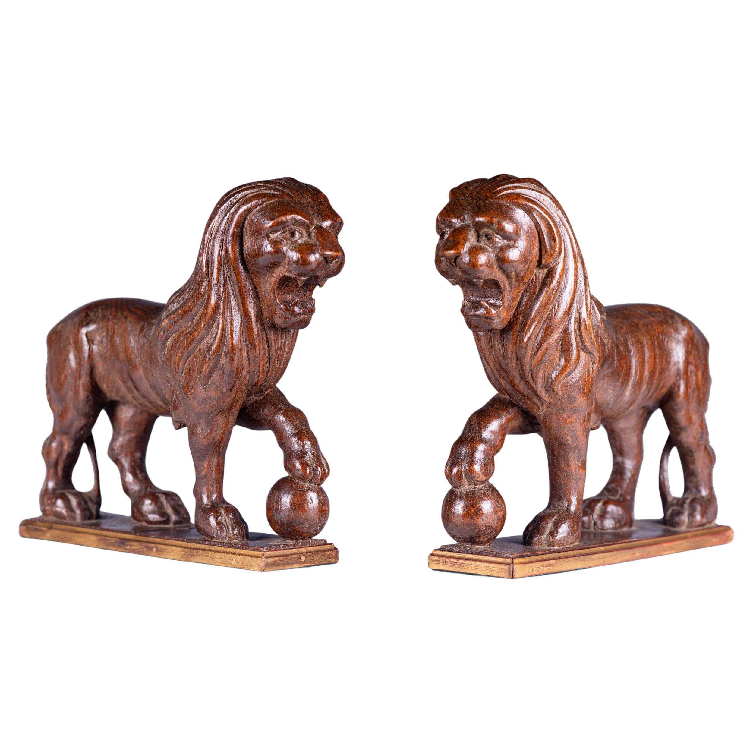 Paire de Lions Médicis en noyer sculpté du Grand Tour italien du 19e siècle sur socles