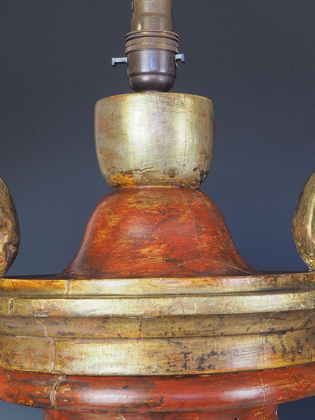 Paire de lampes de bureau italiennes du 19ème siècle sculptées et peintes à la main en vente 4
