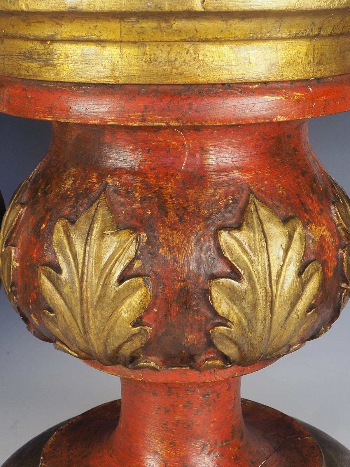 Paire de lampes de bureau italiennes du 19ème siècle sculptées et peintes à la main en vente 6
