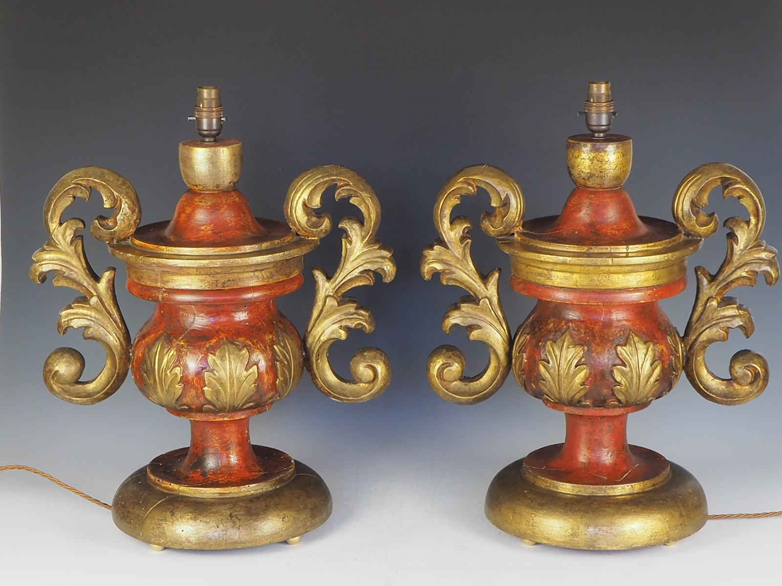Paire de lampes de bureau italiennes du 19ème siècle sculptées et peintes à la main en vente 9