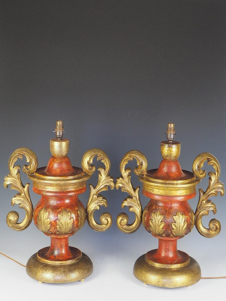Sculpté Paire de lampes de bureau italiennes du 19ème siècle sculptées et peintes à la main en vente