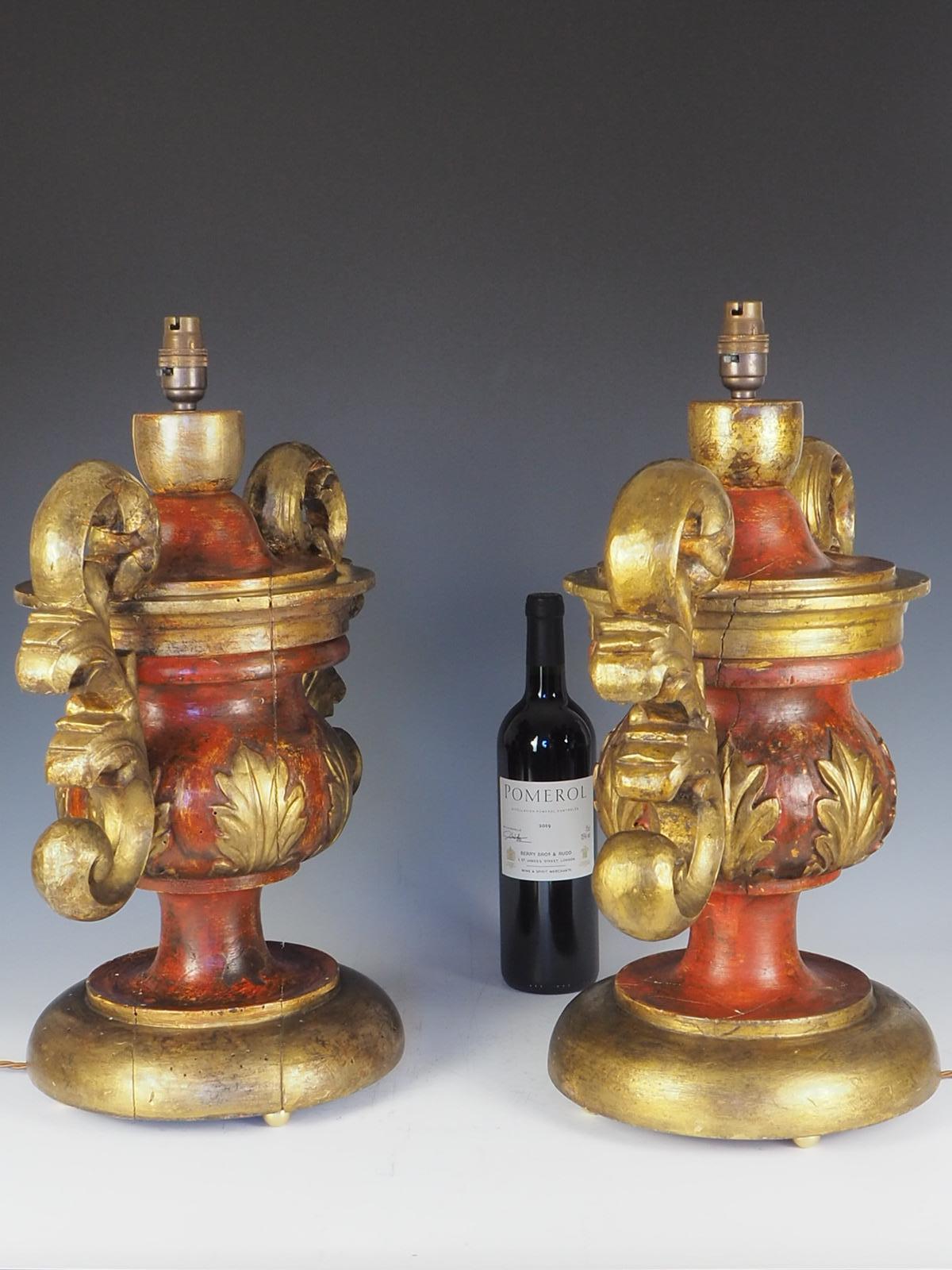 Paire de lampes de bureau italiennes du 19ème siècle sculptées et peintes à la main en vente 1