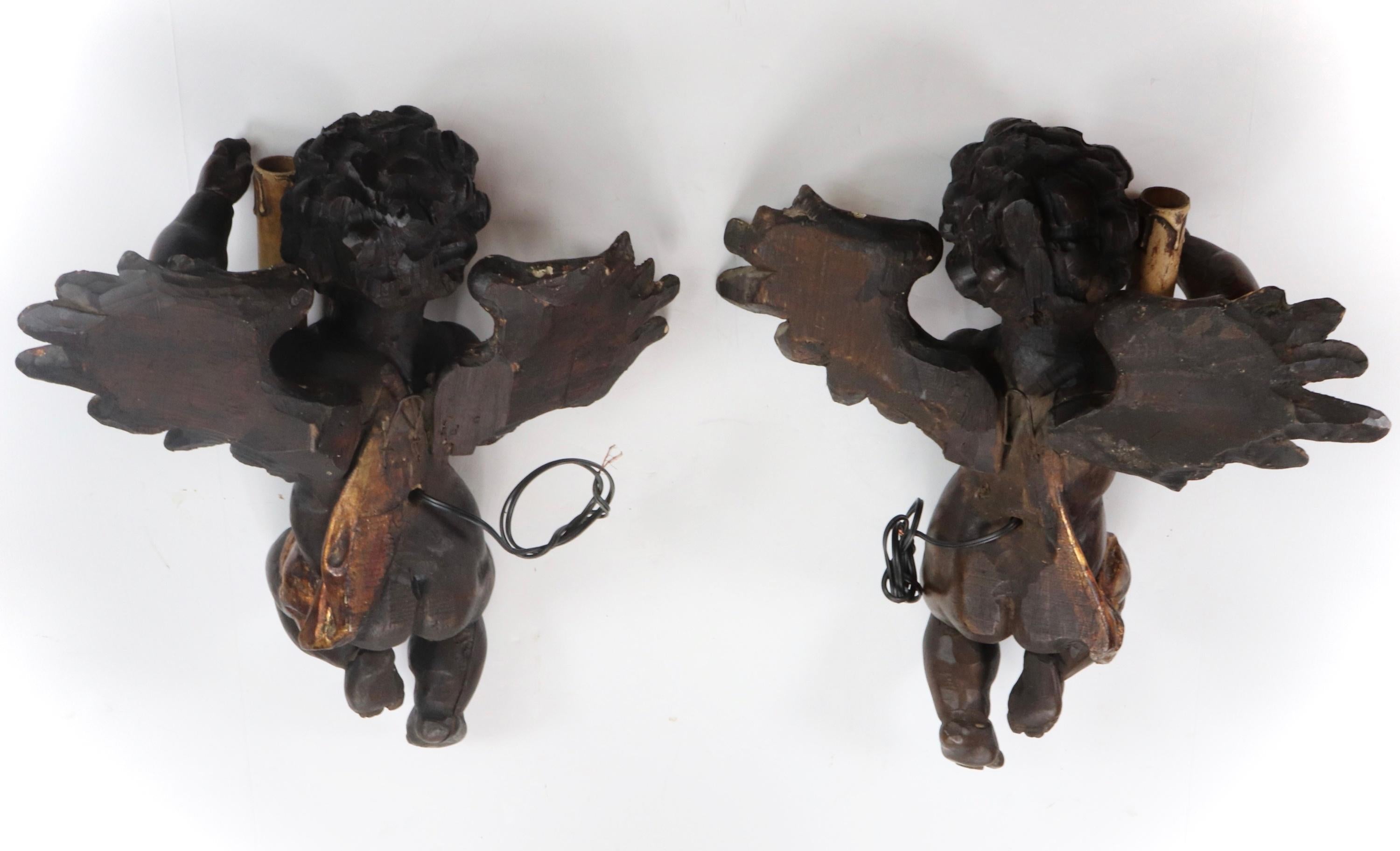 Paire d'appliques italiennes du 19ème siècle sculptées à la main en forme d'ange chérubin en vente 4