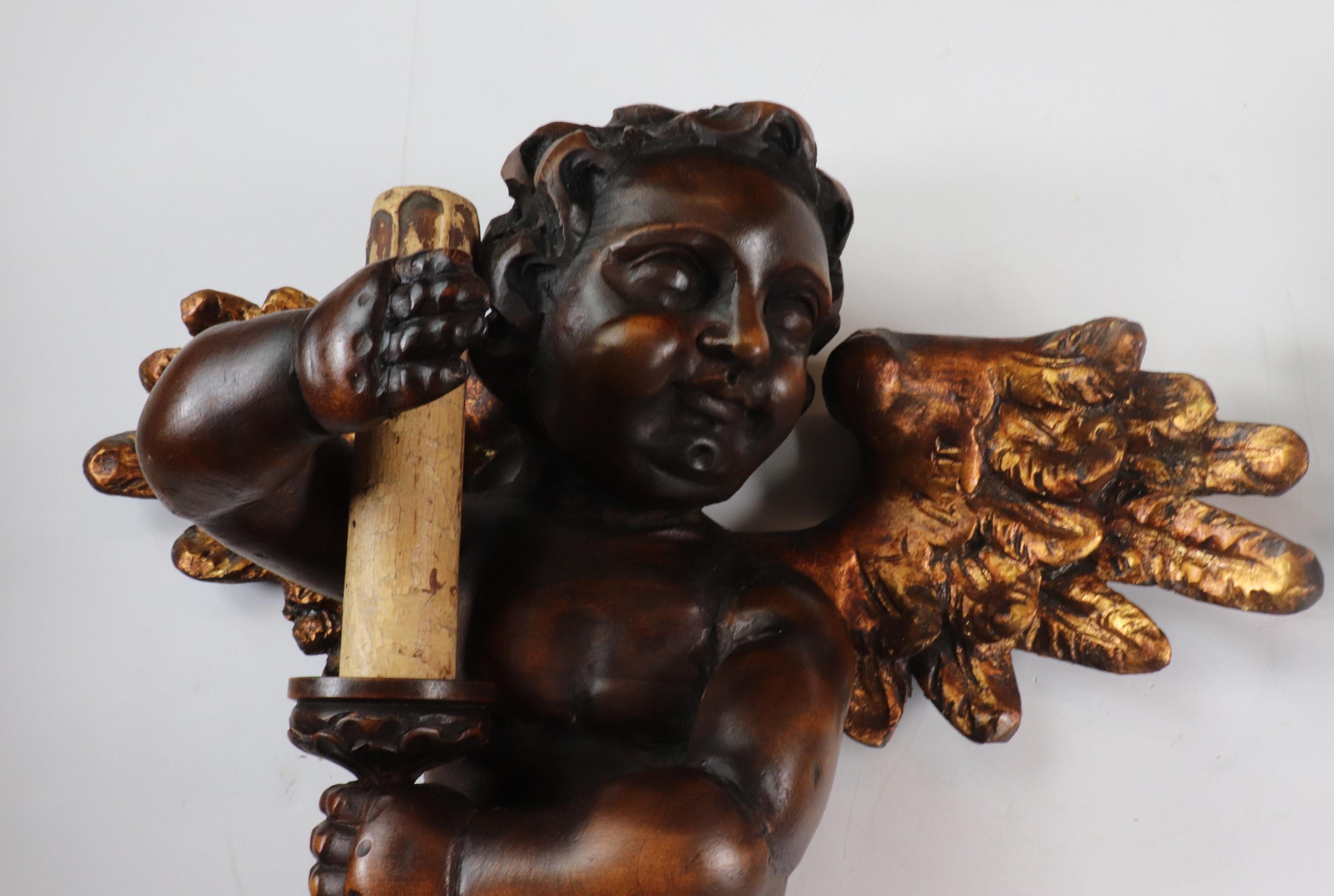 Pareja de candelabros italianos del siglo XIX con ángeles y querubines tallados a mano Hoja de oro en venta