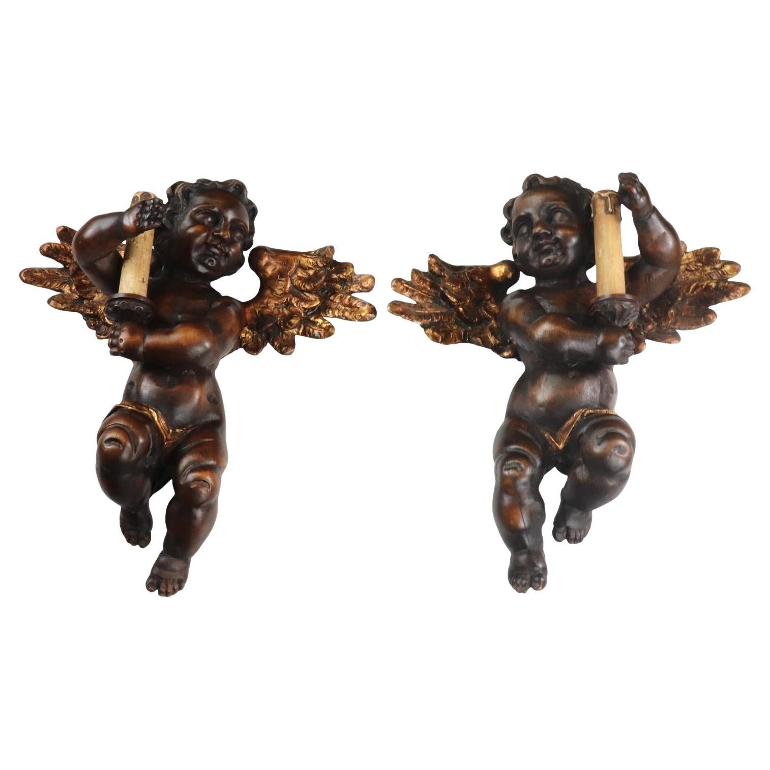 Paire d'appliques italiennes du 19ème siècle sculptées à la main en forme d'ange chérubin