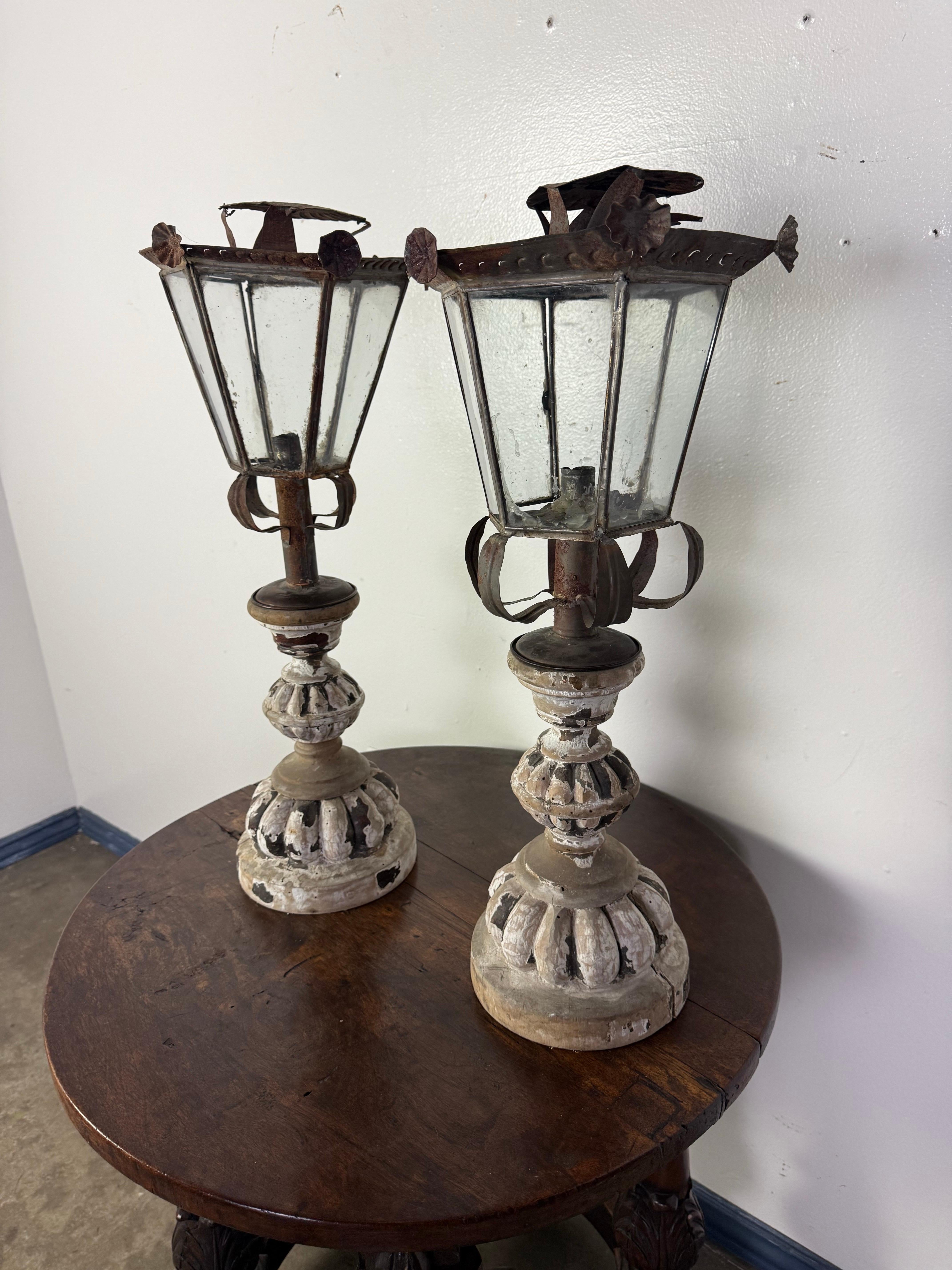 Pareja de Faroles Italianos del Siglo XIX con Bases Talladas y Pintadas en venta 3