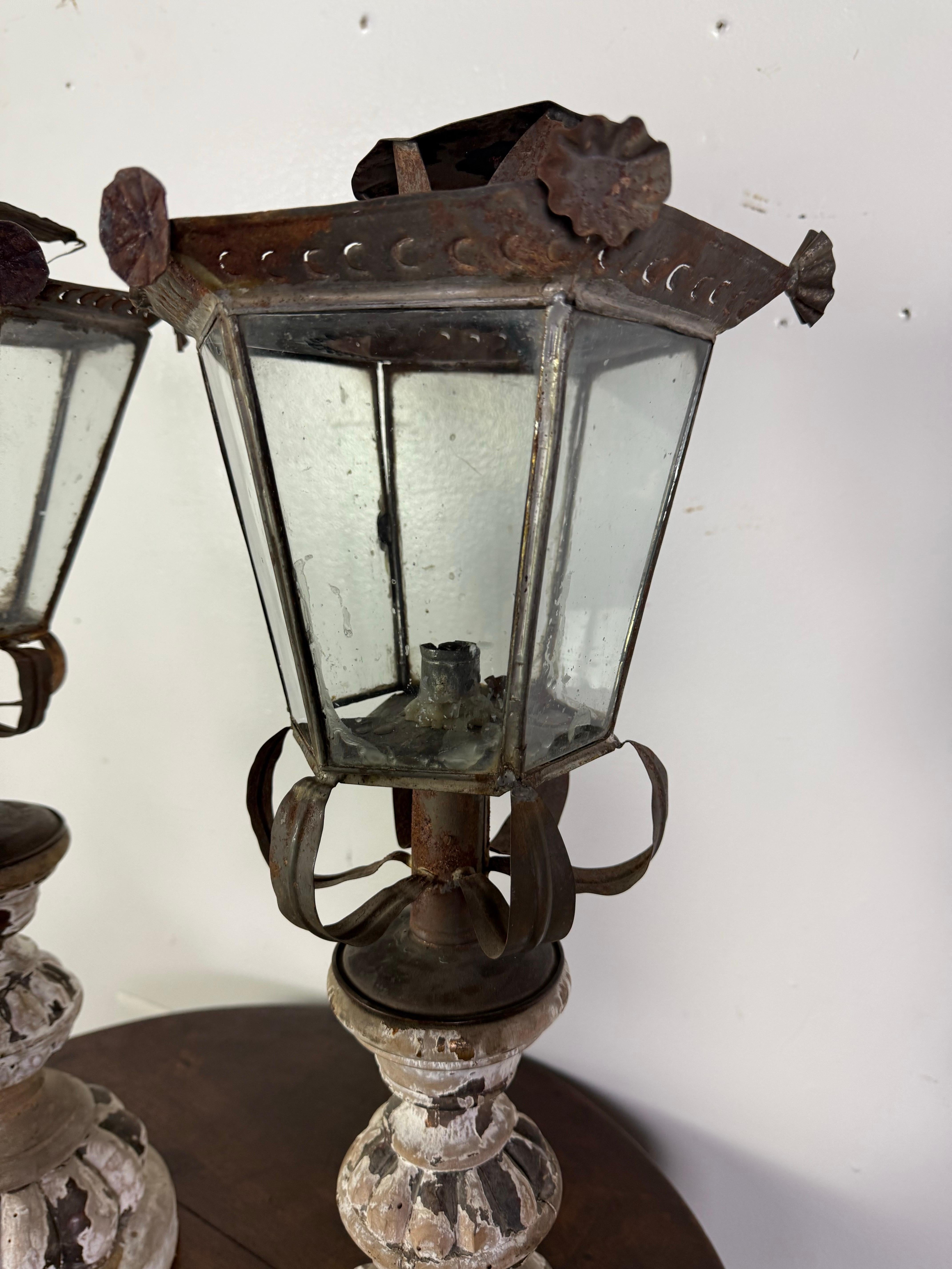 Pareja de Faroles Italianos del Siglo XIX con Bases Talladas y Pintadas en venta 2