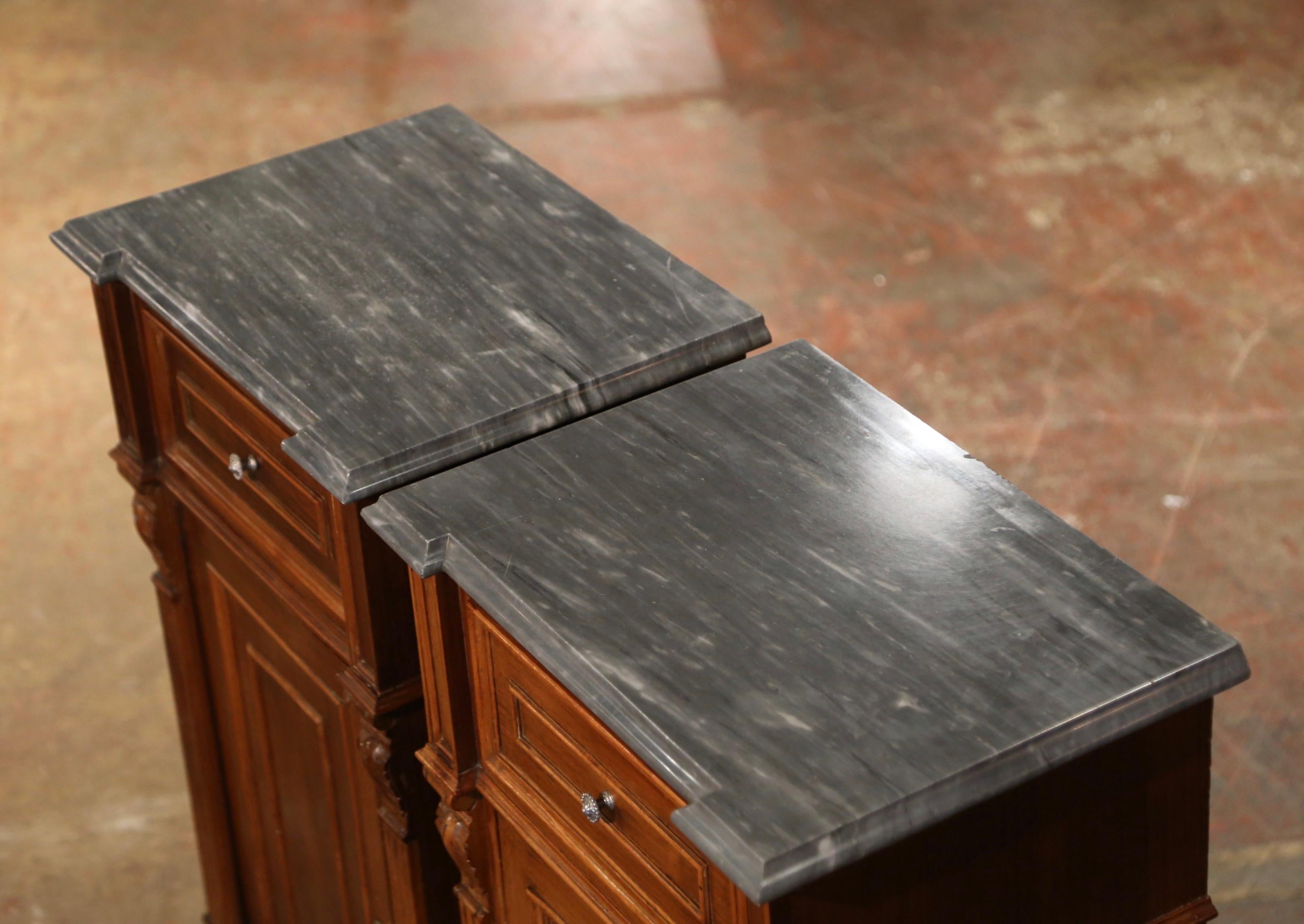 Hand-Carved Pair of 19th Century Italian Louis Philippe Grey Marble Top Walnut Nightstands For Sale
