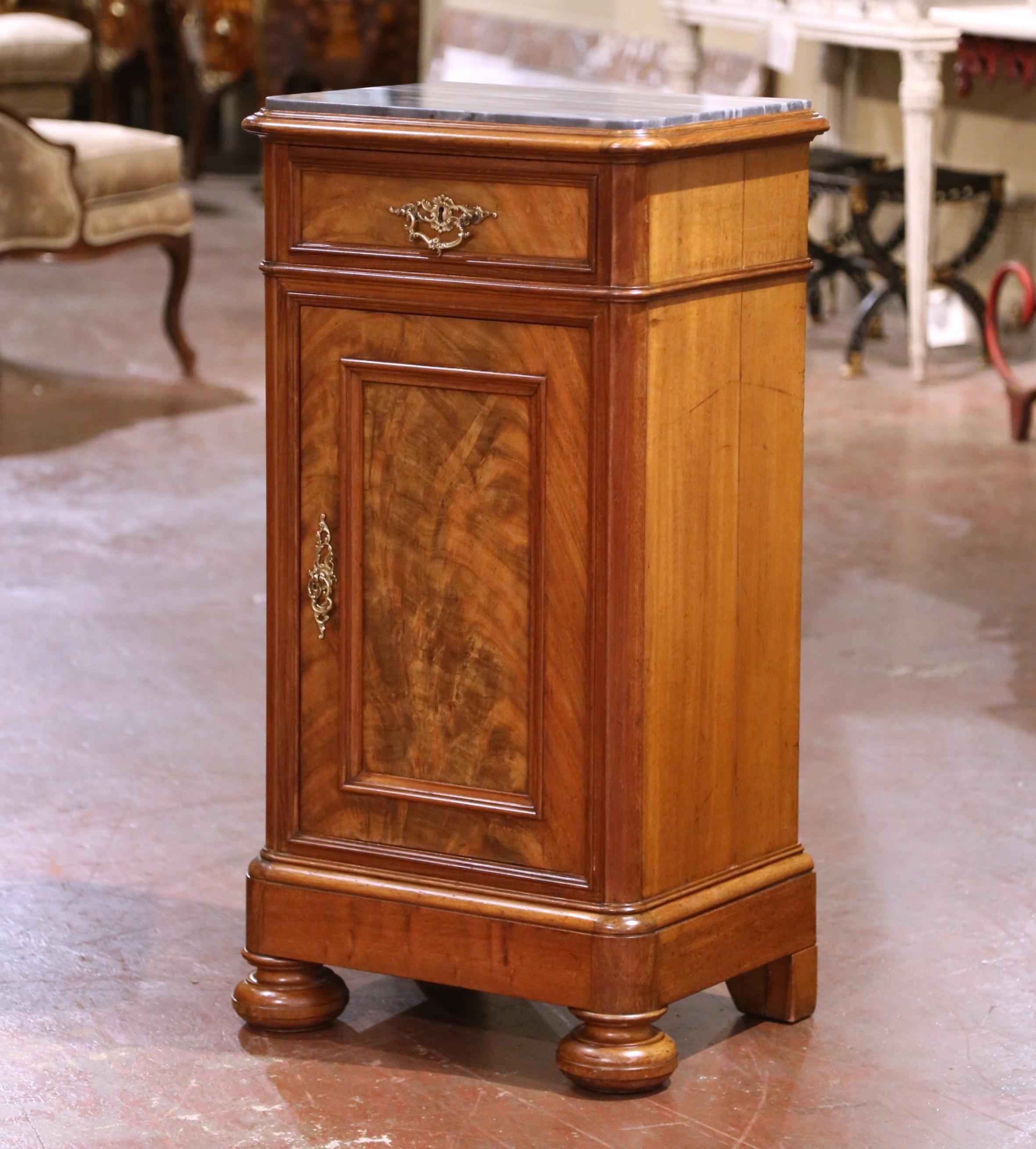 Hand-Carved Pair of 19th Century Italian Louis Philippe Grey Marble Top Walnut Nightstands For Sale