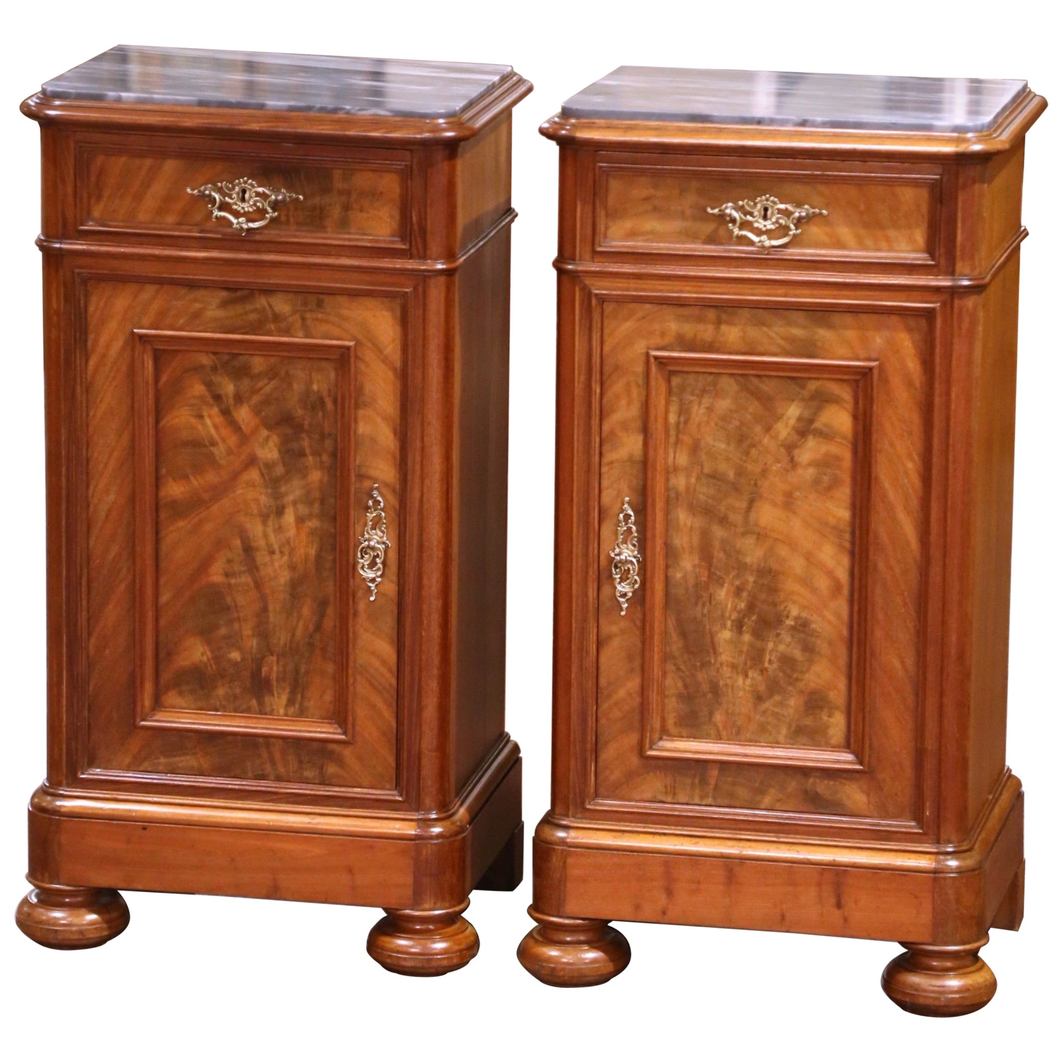 Coppia di Comodini in noce con piano in marmo grigio Louis Philippe del XIX secolo