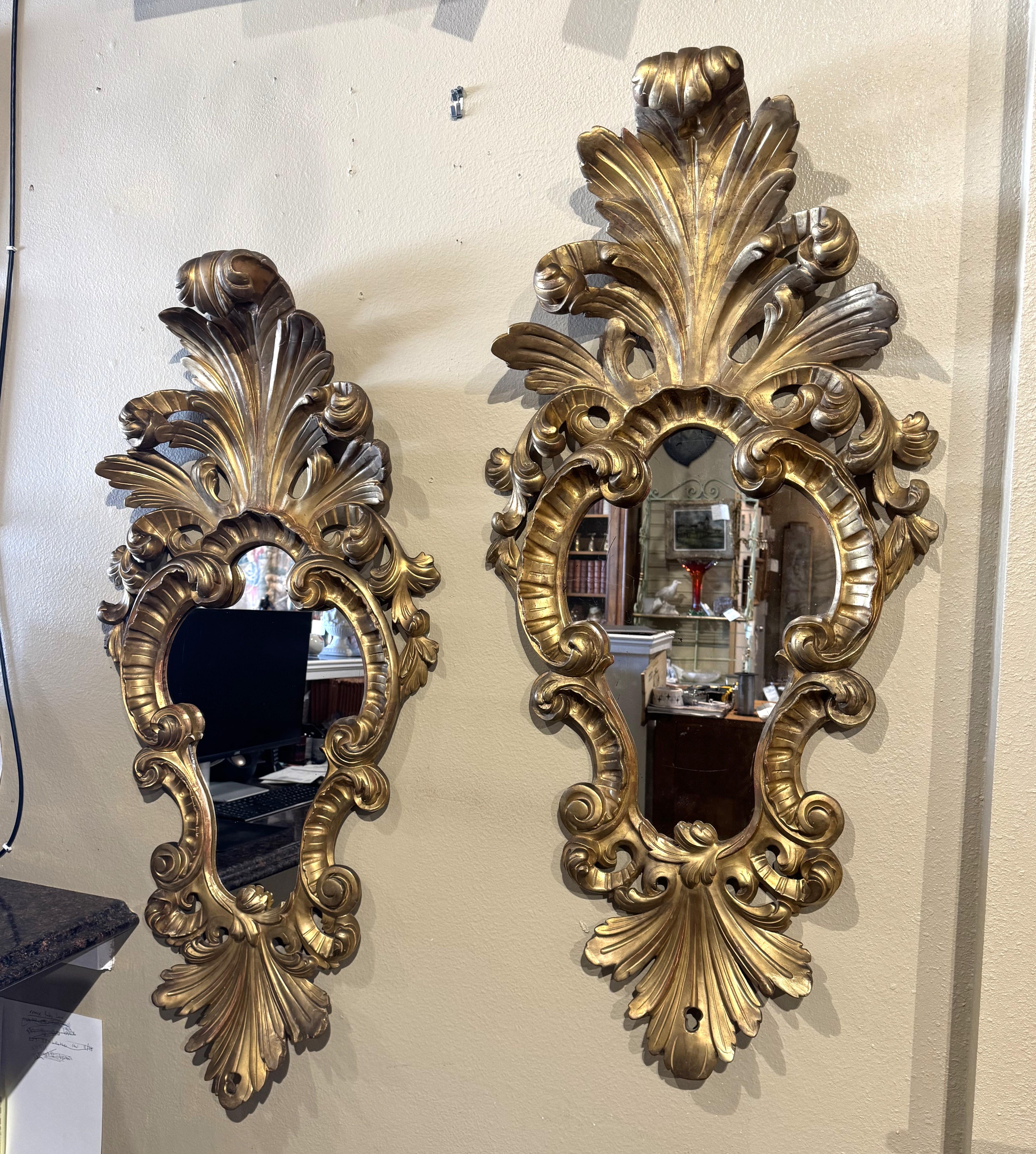 Verkleiden Sie eine Wohnzimmerwand mit diesen spektakulären und großen antiken italienischen Spiegeln. Die um 1840 in Italien gefertigte, fast 1,20 m hohe Wanddekoration weist exquisite Schnitzereien auf, darunter ein großes offenes Blattmotiv am