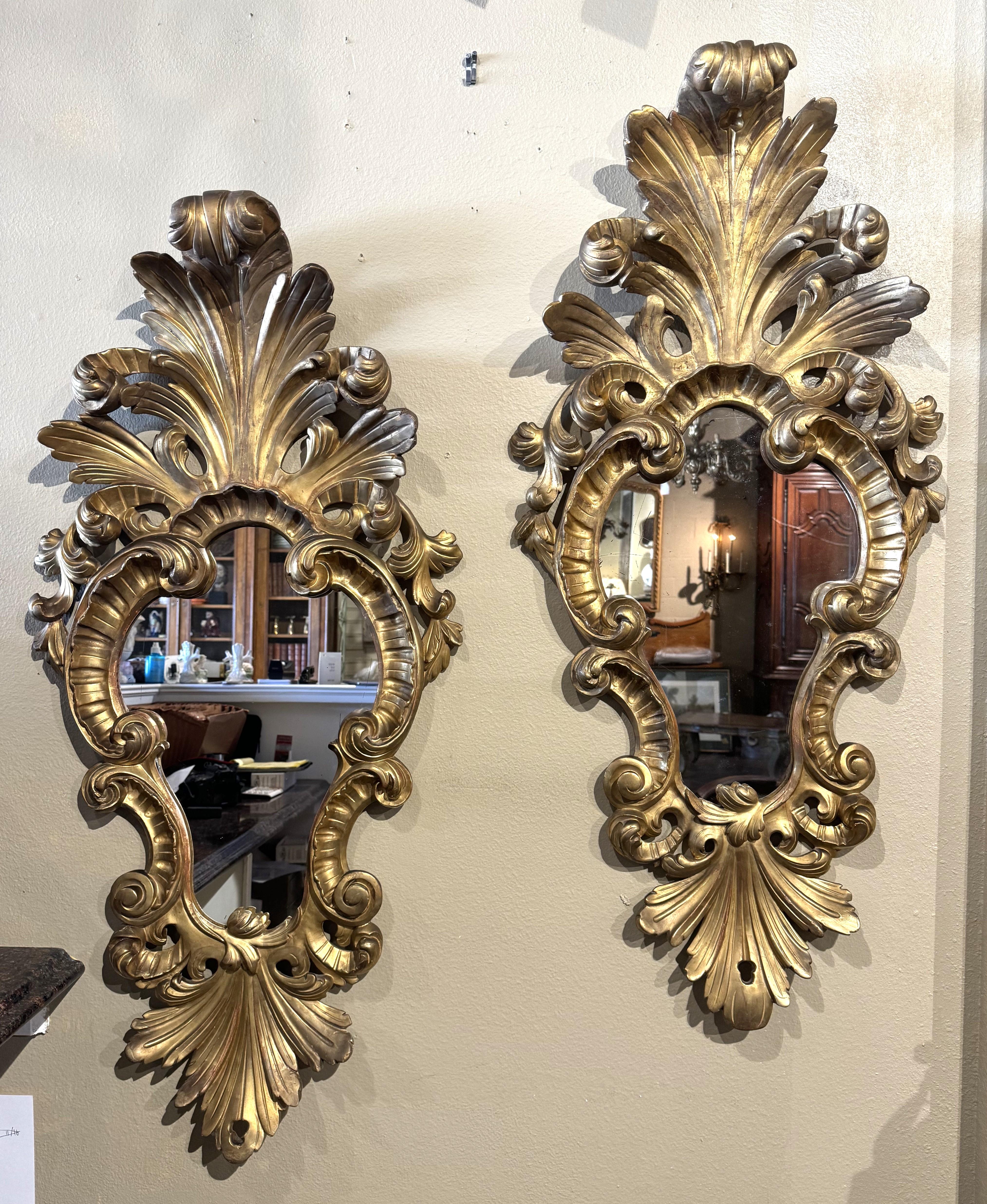 Paar italienische Louis XV-Wandspiegel aus geschnitztem Giltwood mit Blattwerk aus dem 19. im Zustand „Hervorragend“ im Angebot in Dallas, TX