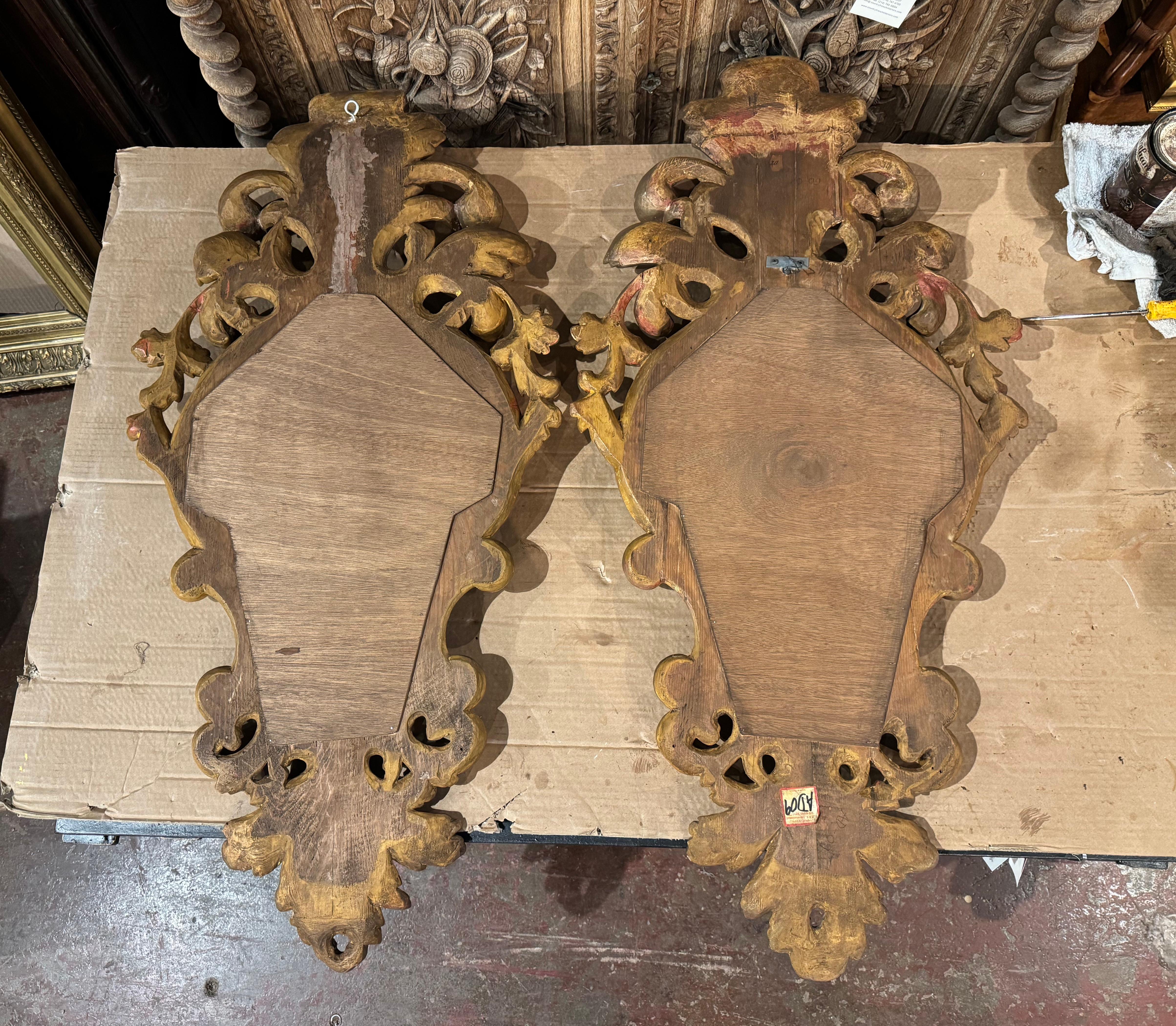Paar italienische Louis XV-Wandspiegel aus geschnitztem Giltwood mit Blattwerk aus dem 19. im Angebot 1