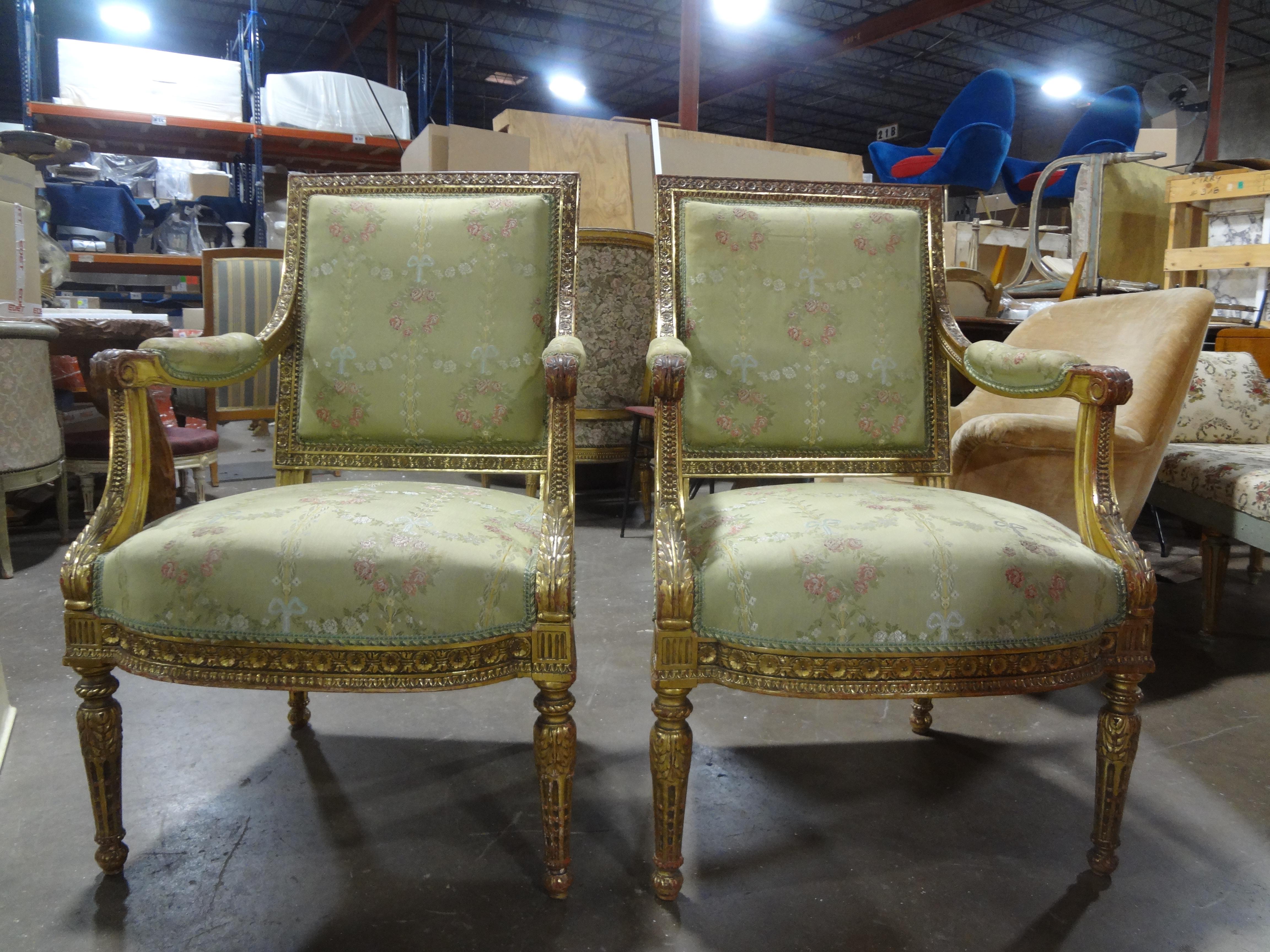 Paar italienische Giltholzstühle im Louis-XVI-Stil aus dem 19.
Ein glamouröses Paar antiker italienischer Stühle im Louis XVI-Stil aus vergoldetem Holz mit ausgezeichneter Schnitzerei und schöner Originalvergoldung.
Perfekte Beistellstühle oder