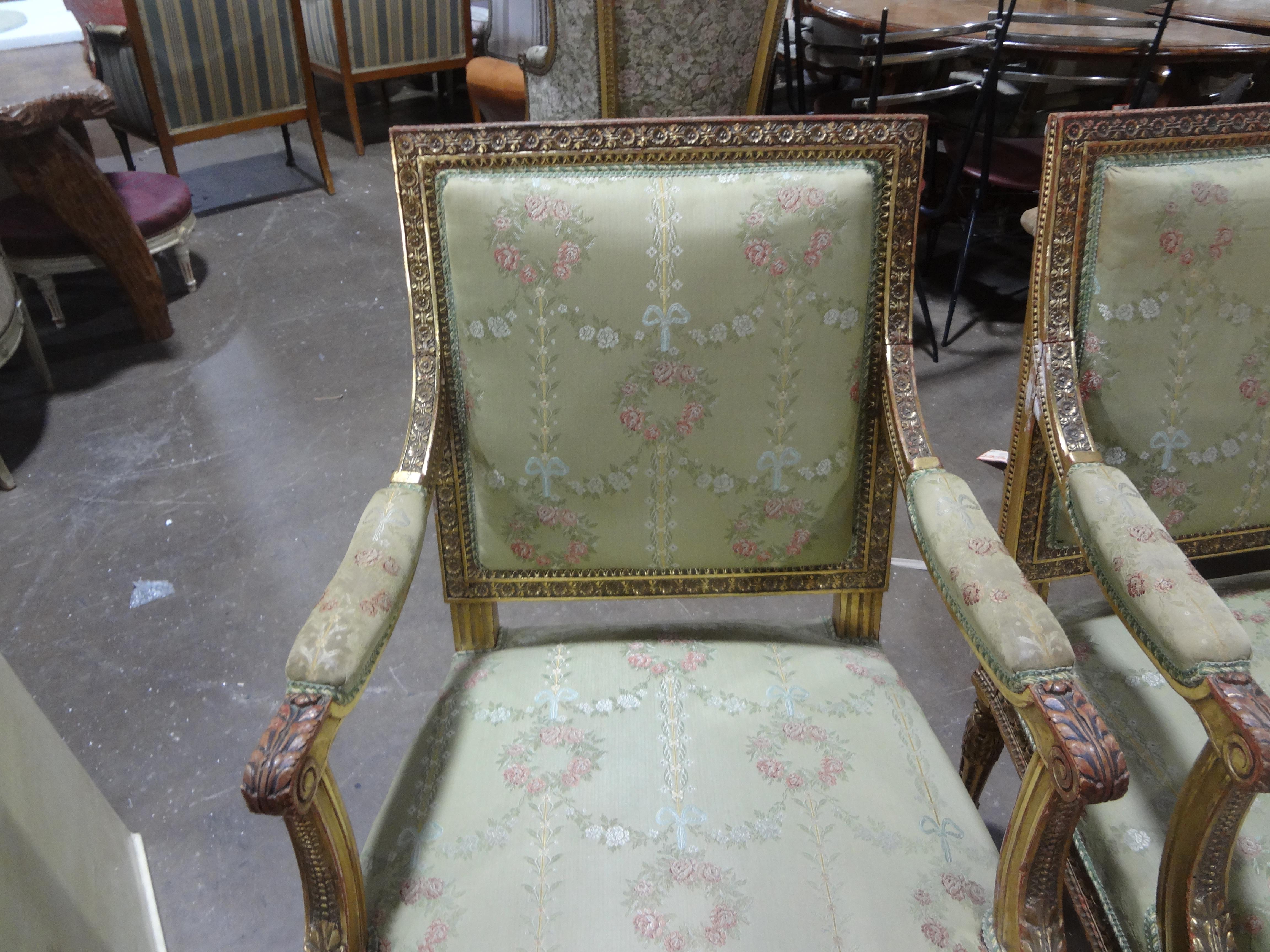Paar italienische Stühle aus vergoldetem Holz im Louis-XVI.-Stil des 19. Jahrhunderts (Louis XVI.) im Angebot