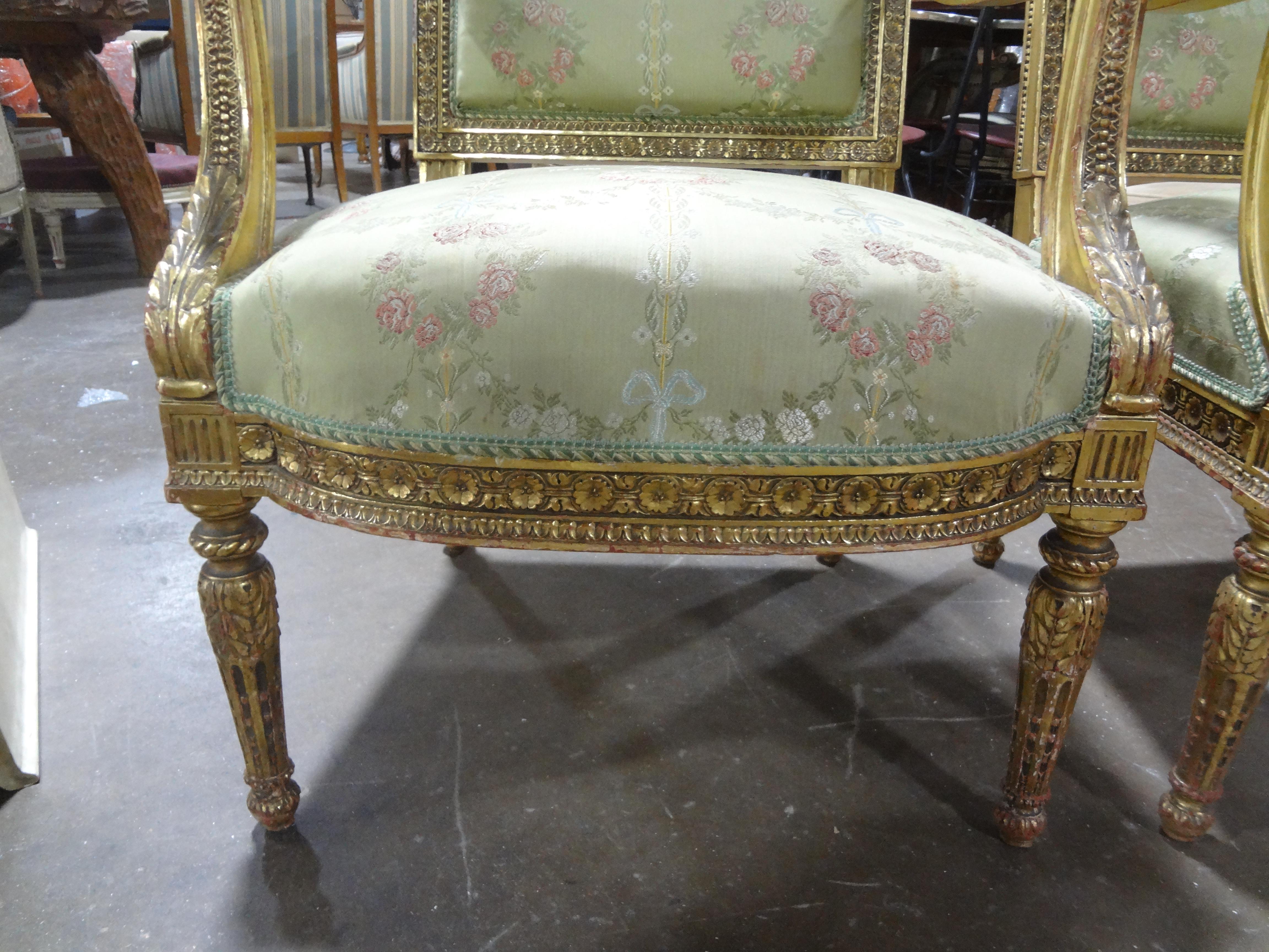 Paar italienische Stühle aus vergoldetem Holz im Louis-XVI.-Stil des 19. Jahrhunderts (Italienisch) im Angebot