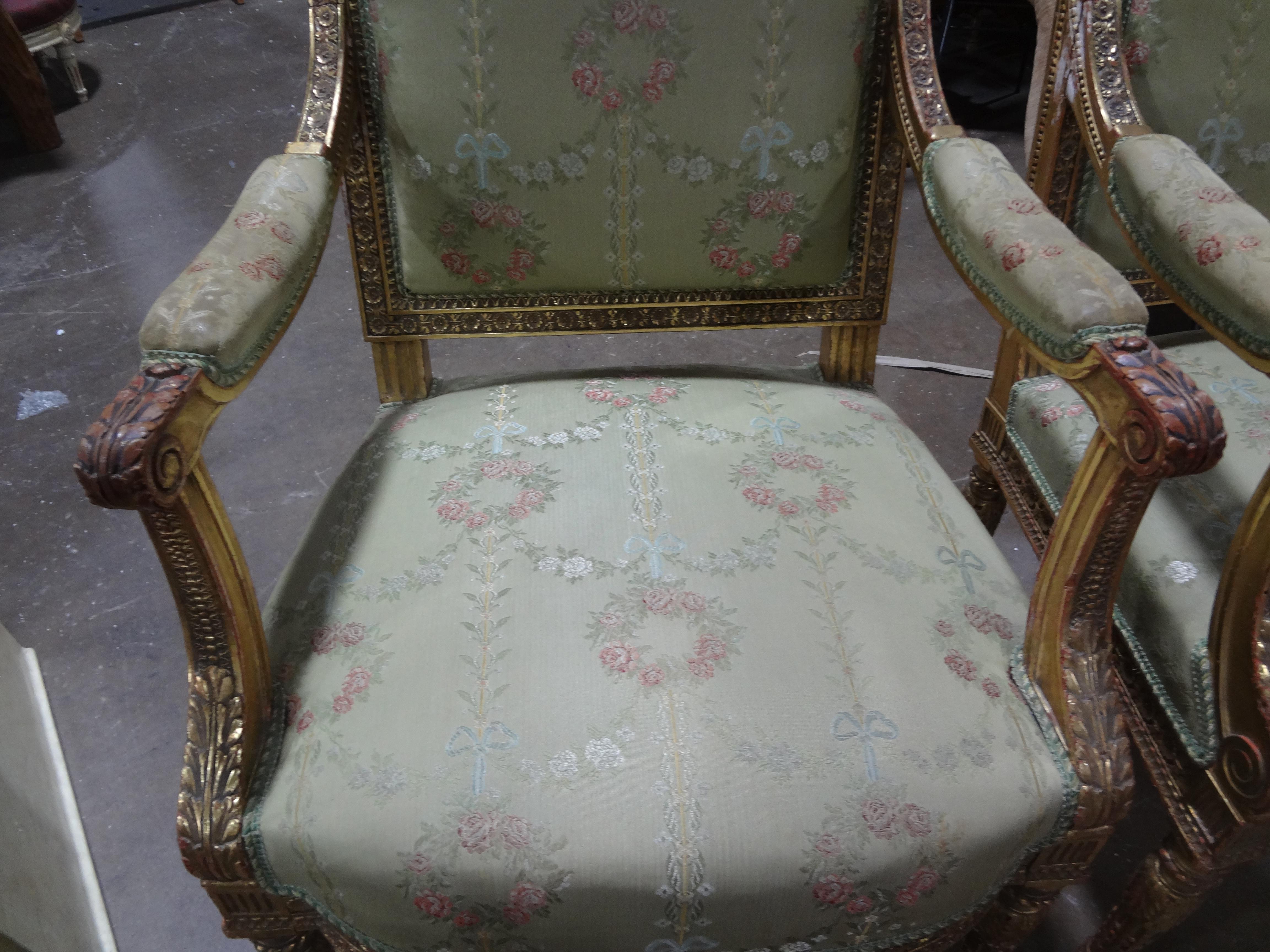Paar italienische Stühle aus vergoldetem Holz im Louis-XVI.-Stil des 19. Jahrhunderts im Zustand „Gut“ im Angebot in Houston, TX