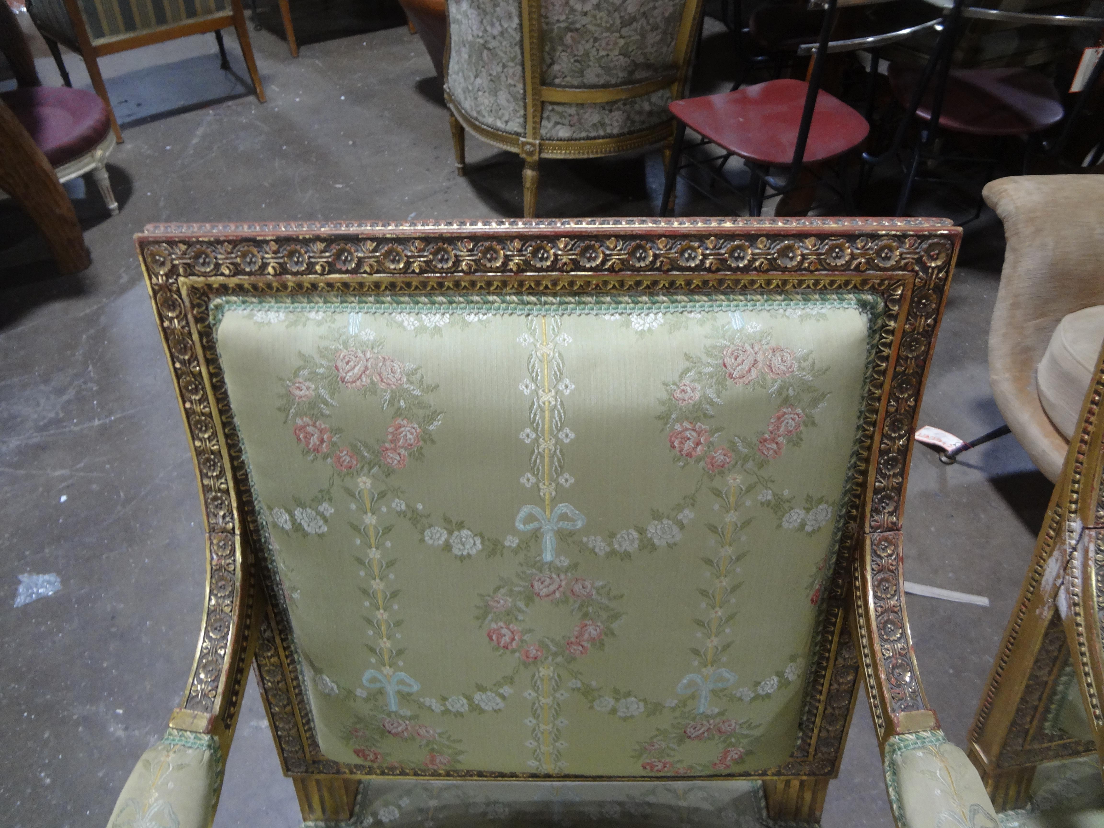 Paar italienische Stühle aus vergoldetem Holz im Louis-XVI.-Stil des 19. Jahrhunderts (Vergoldetes Holz) im Angebot