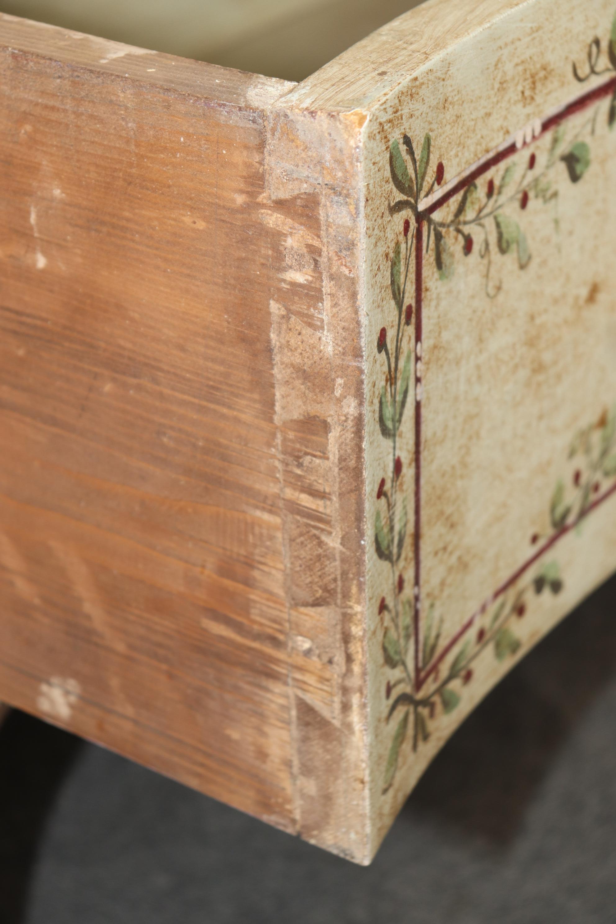 Dies ist ein wahrhaft fantastisches Paar mit venezianischer Farbe verzierter Kommoden aus italienischer Produktion im Stil Louis XV. Die Lackierung ist beschädigt und in gutem Zustand mit normalen Alters- und Gebrauchsspuren. Die Schubladen sind
