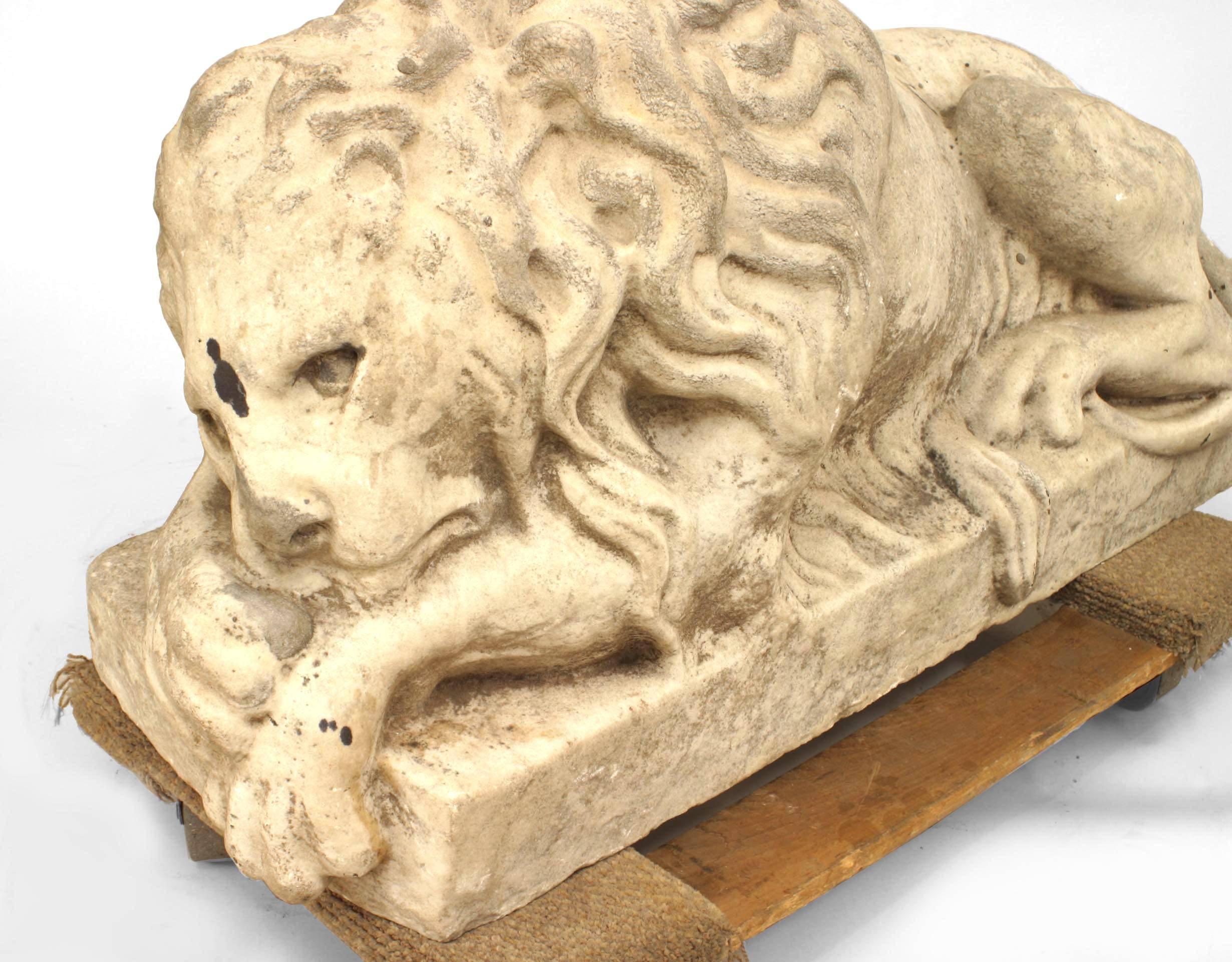 Pair of Outdoor White Marble Lion Statuaries In Good Condition For Sale In New York, NY