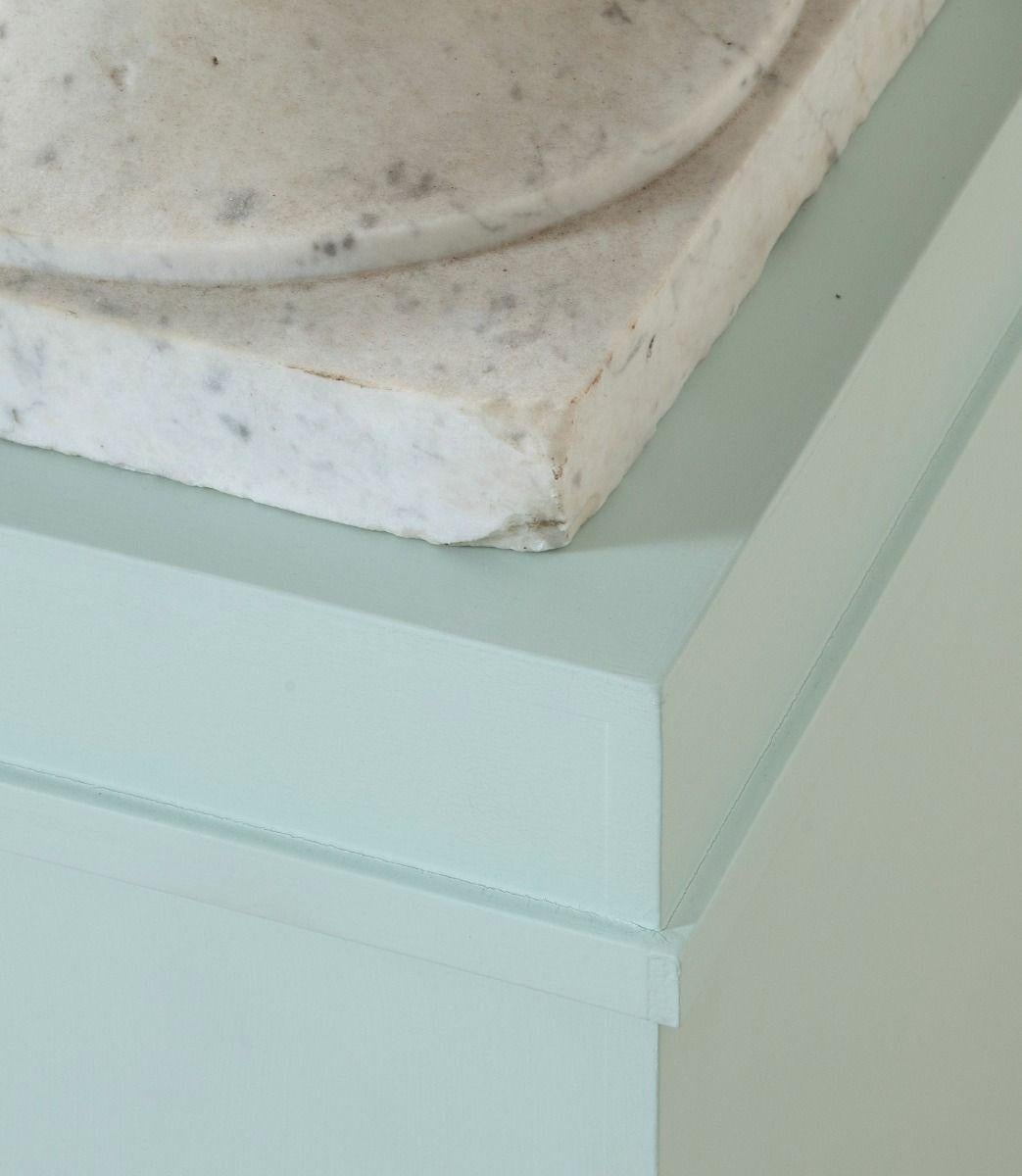 Pair of 19th Century Italian Marble Tazza Urns im Angebot 2