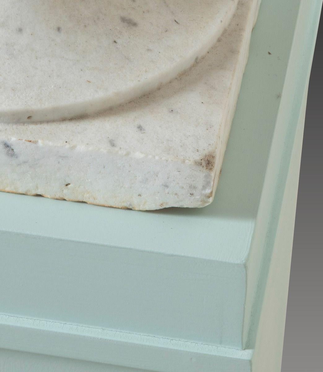 Pair of 19th Century Italian Marble Tazza Urns im Angebot 1