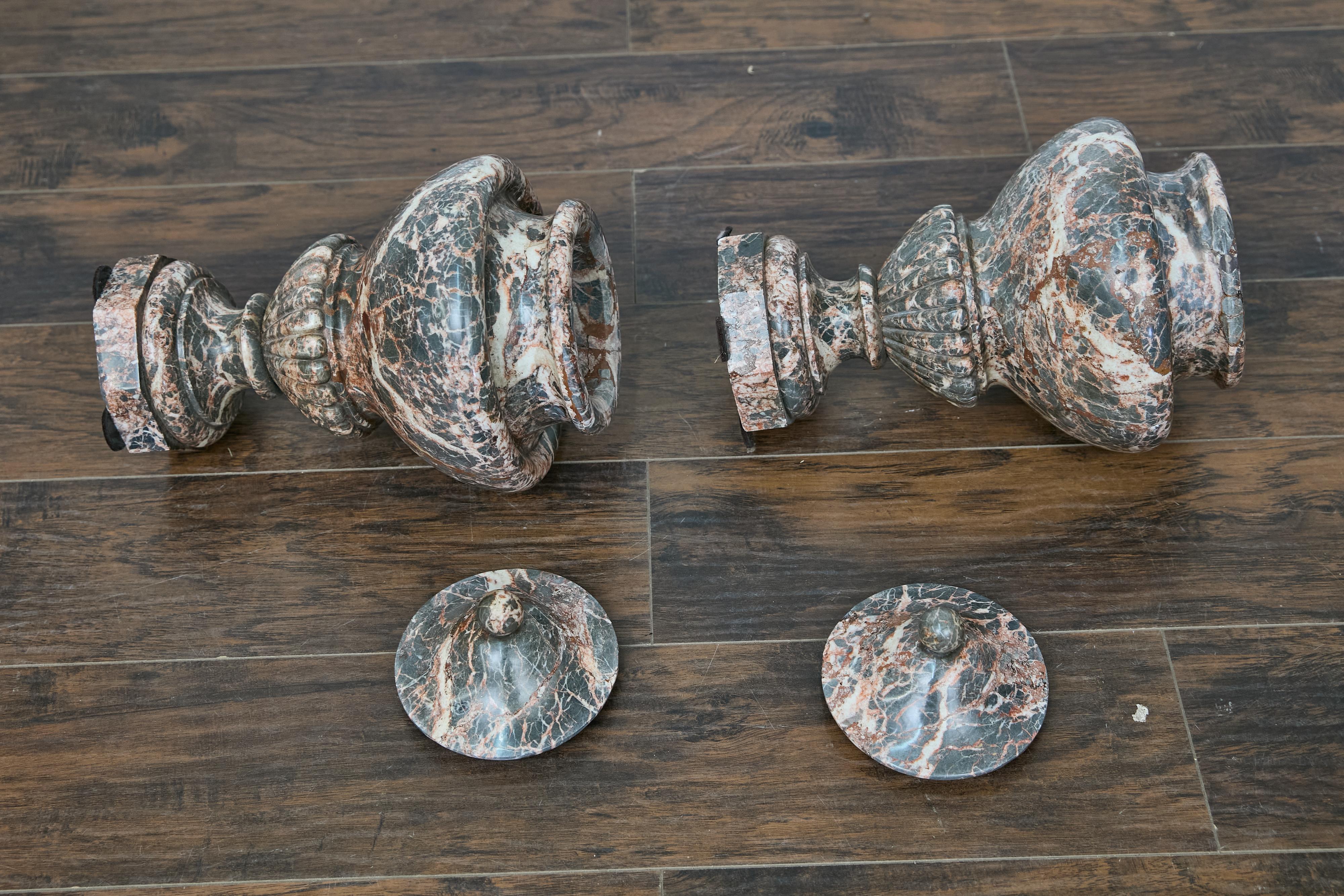 Coppia di urne neoclassiche italiane del XIX secolo con coperchio in marmo rosso e gadroons in vendita 8